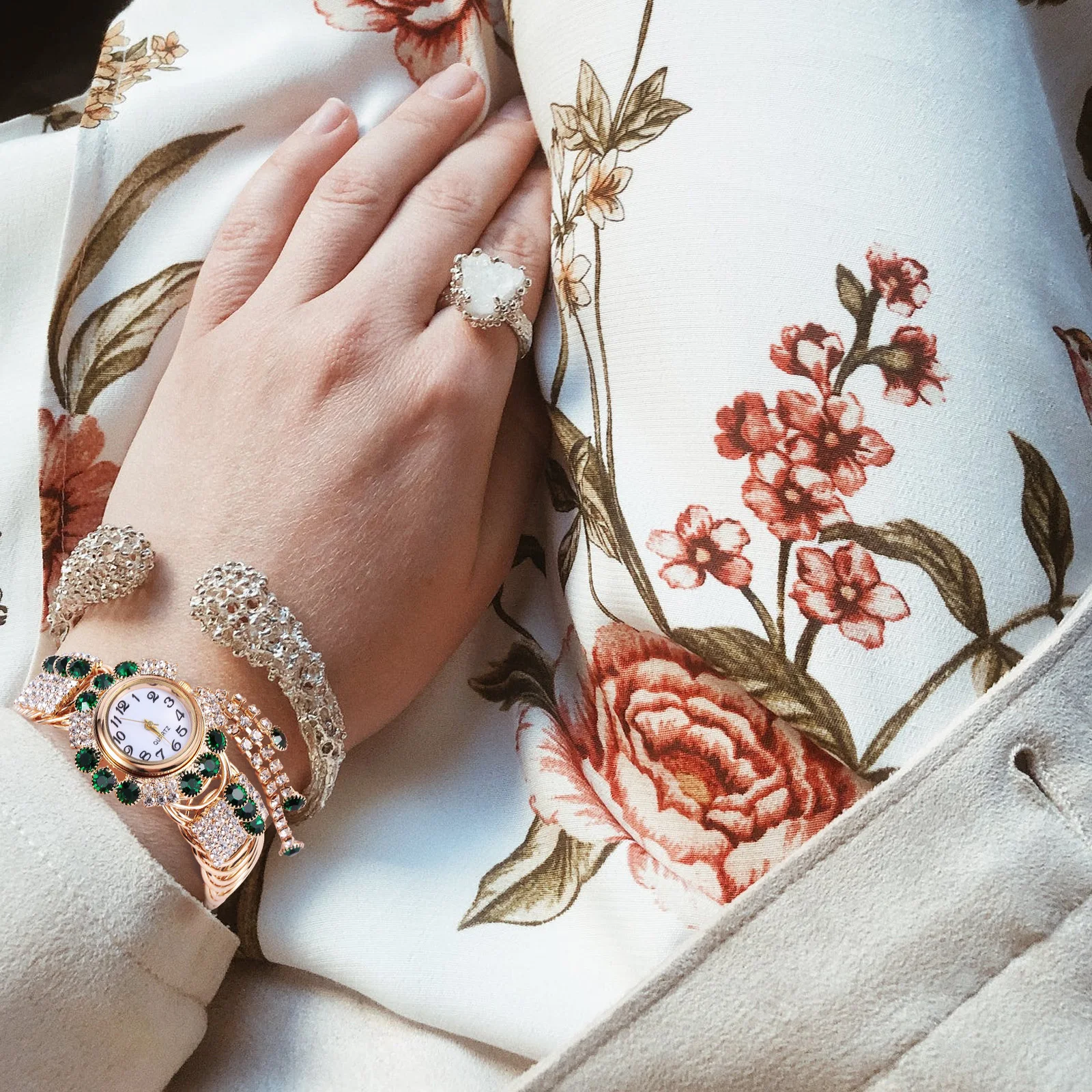 

1Pcs Ladies Bracelet Watch Creative Alloy Quartz Lightweight Fashion Watch for Women Elegant Casual Watches