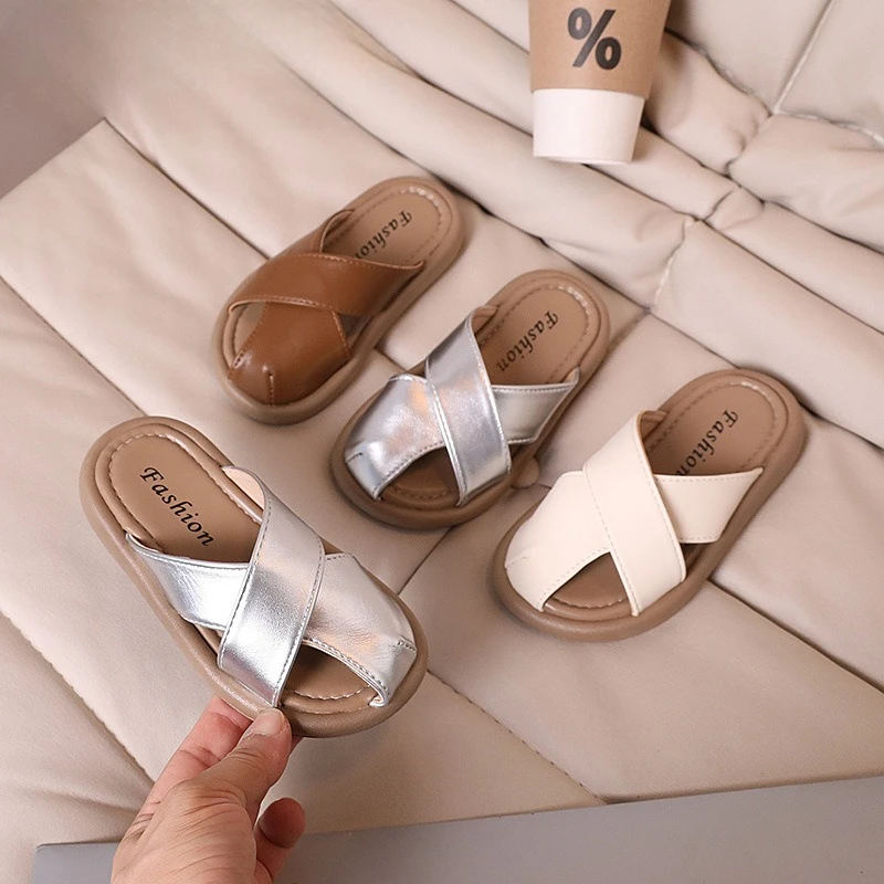 

Летние новые детские шлепанцы 2026: модные повседневные тапочки для девочек с перекрестными ремешками, простые, для дома и улицы, нескользящие, детские модные тапочки