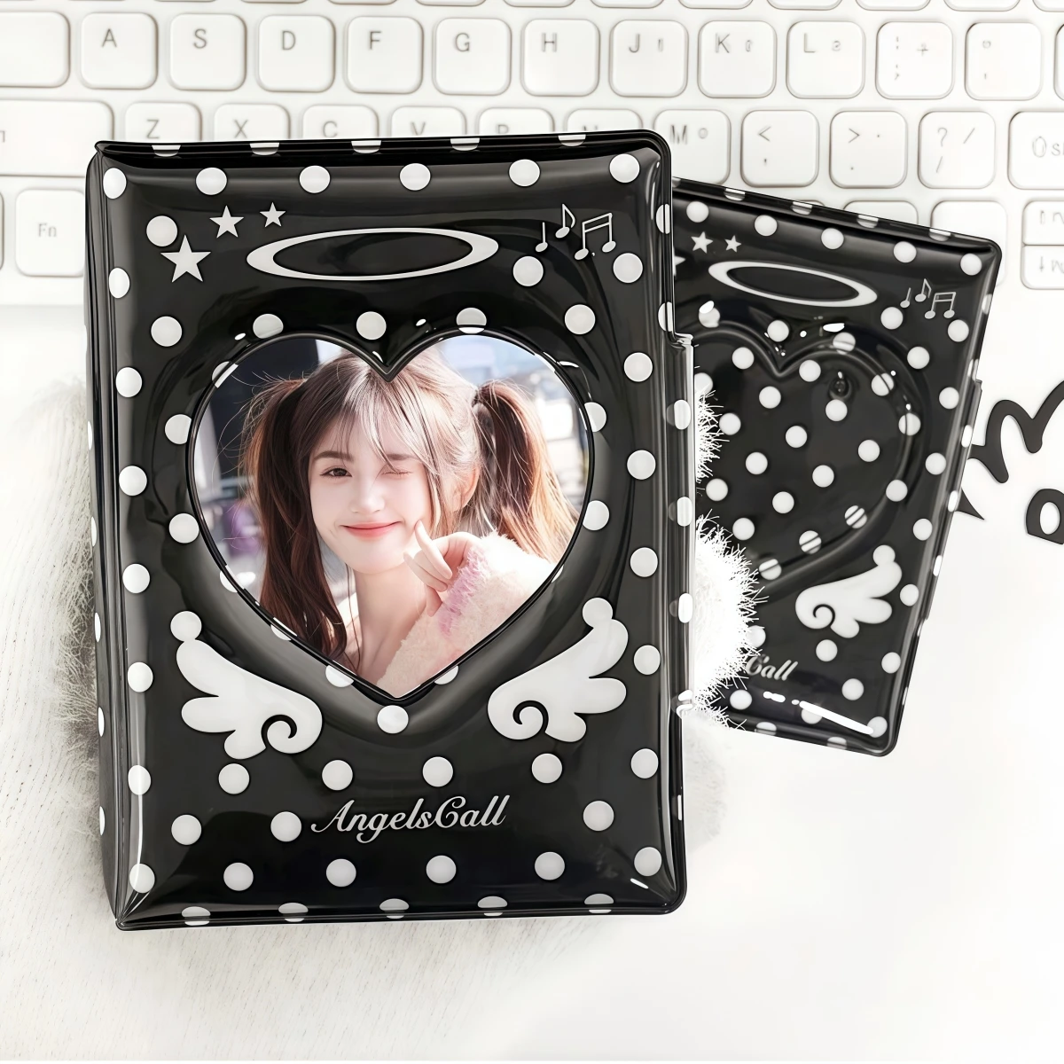 Portatarjetas de fotos de 3 pulgadas, lindo álbum de fotos con alas de ángel y puntos negros, carpeta Kpop, puede ser álbum de tarjetas con cubierta recortada en forma de corazón, brillante, puede contener 32 tarjetas