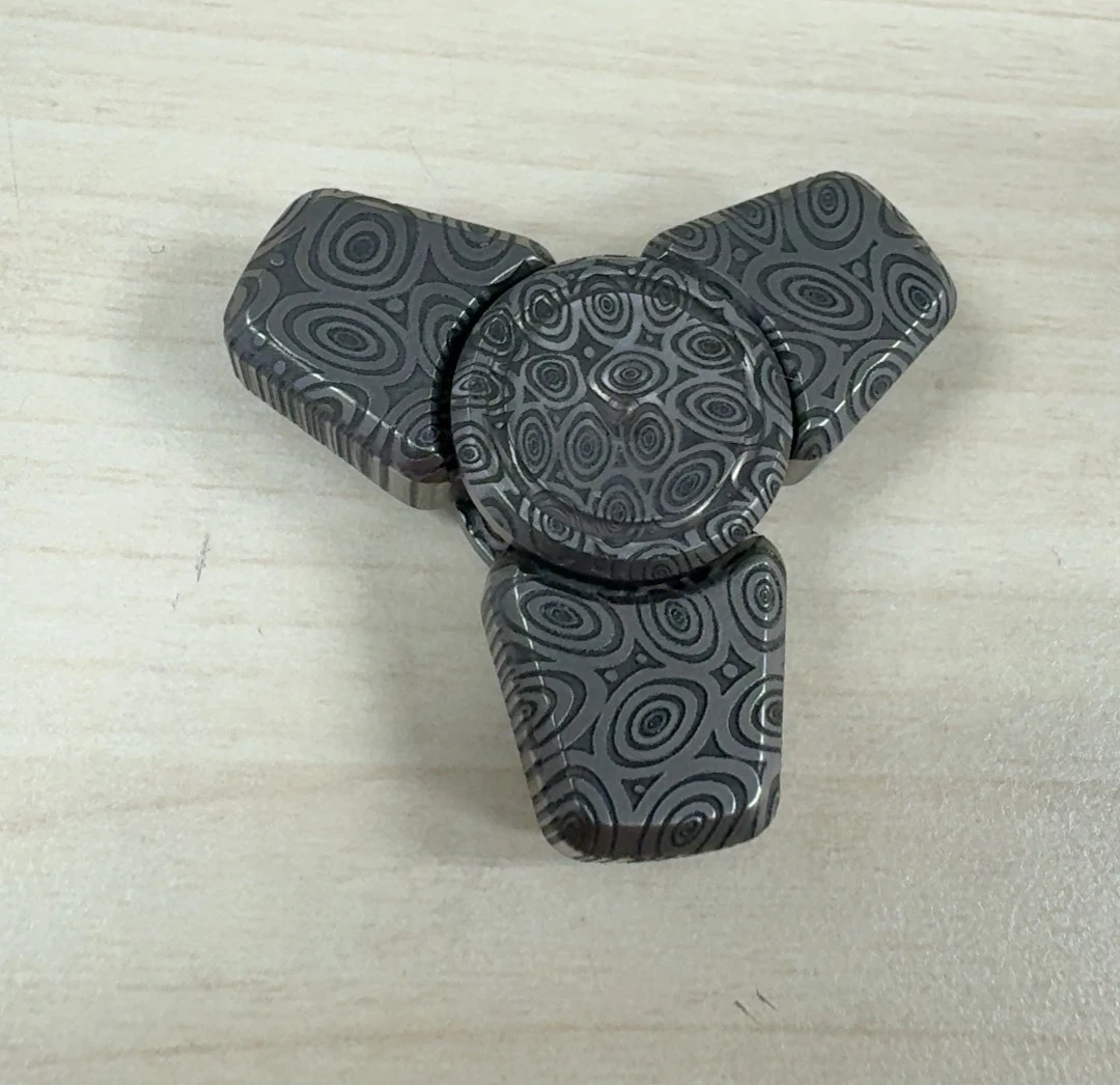 Lei Ge produces size gyroscopes and WU carves auspicious powder patterns used EDC, decompression toy