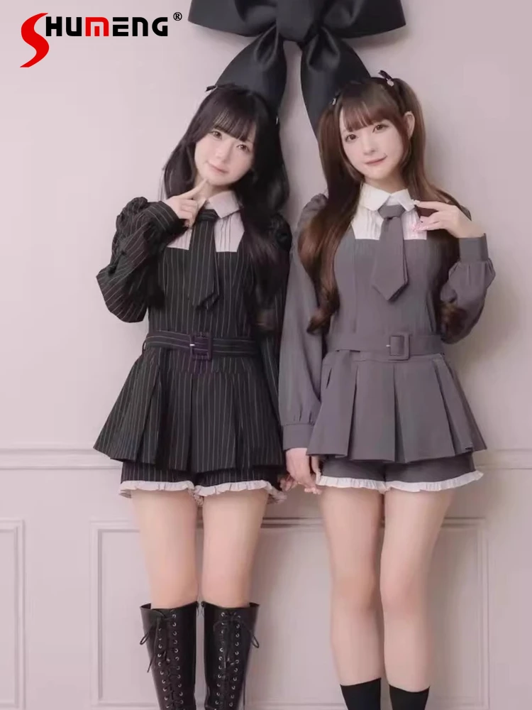 

Японский стиль: комплект из двух предметов для женщин — рубашка с рюшами, воротником-поло и длинными рукавами, а также плиссированная мини-юбка с высокой талией и поясом.