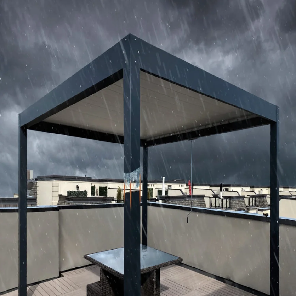 

Алюминиевая биоклиматическая пергола с регулируемыми ламелями и стеклянными раздвижными дверями – идеально подходит для террас на крыше или современных балконов