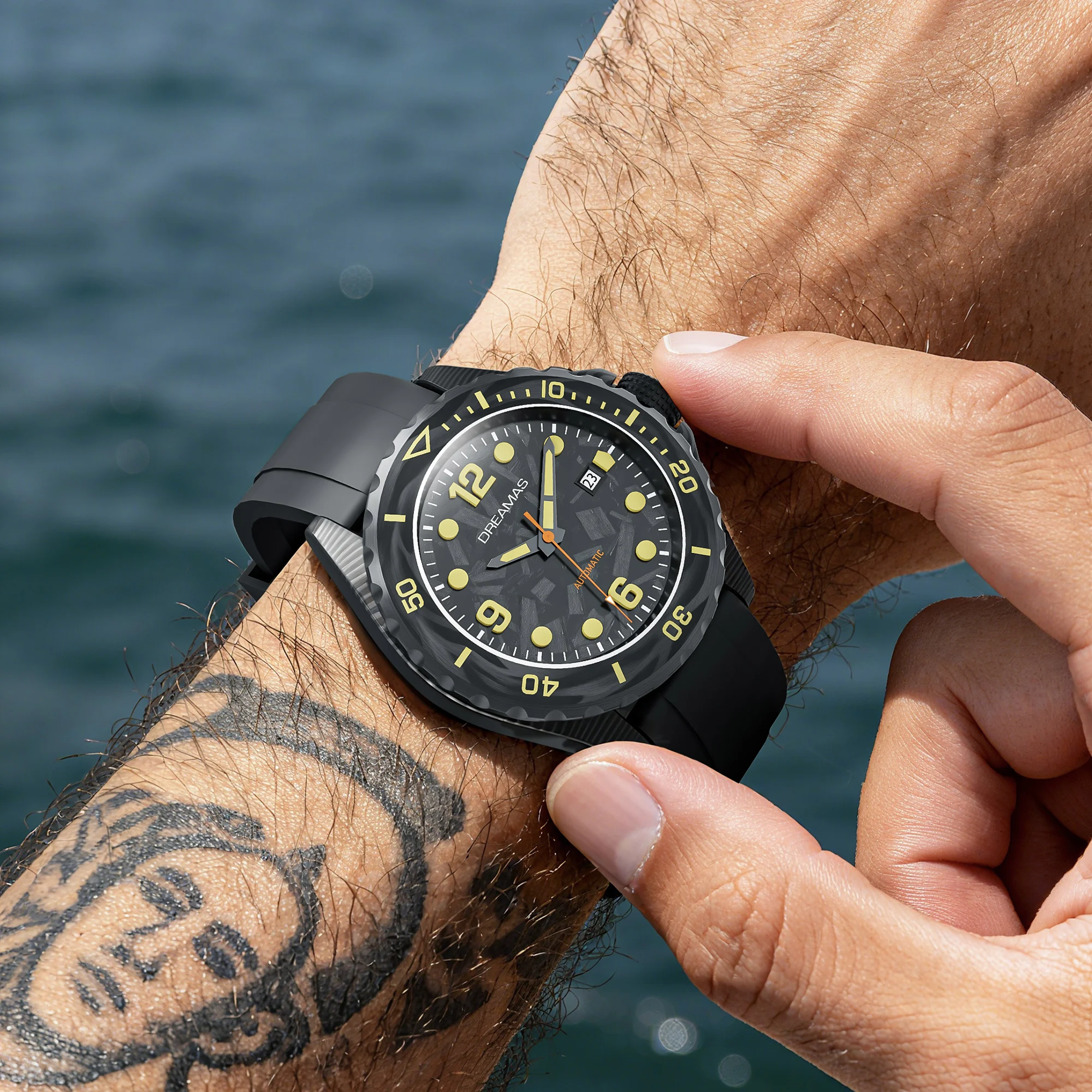 DREAMAS Herren-Taucheruhr aus Kohlefaser, automatische mechanische Taucheruhr, 500 m wasserdicht, Schweizer 3D-Leucht-Sport-Armbanduhr – Detail 20