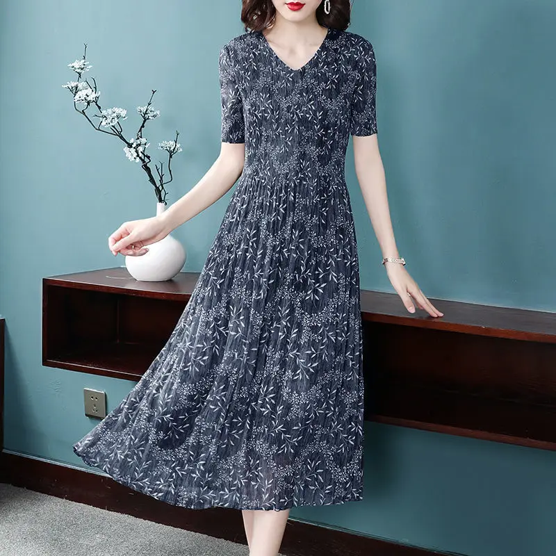 

Ladies Commuting and Reducing Age Mid length Printed Elegant V-neck High end OL Pleated Dress Summer New