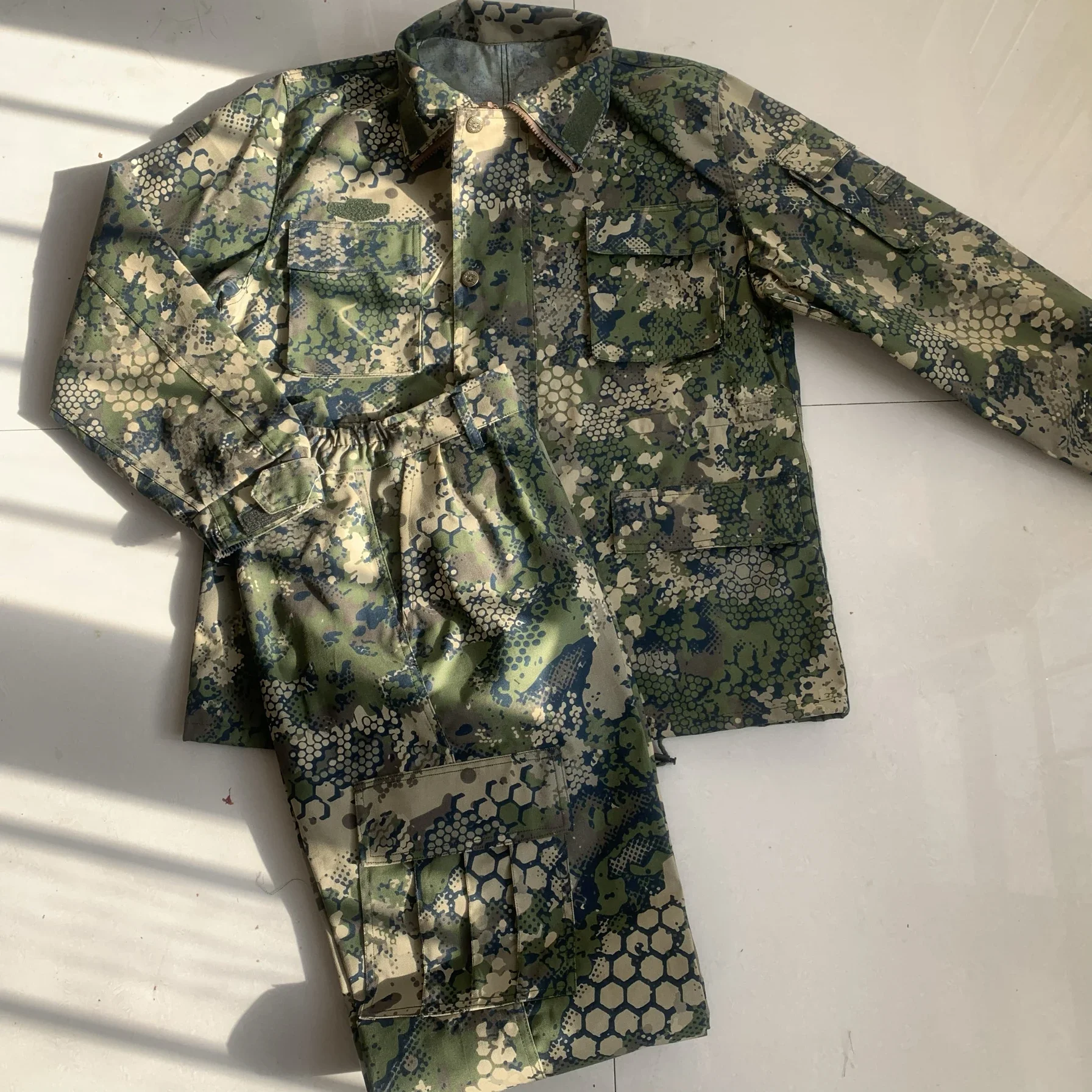 بدلة تمويه روديزية للرجال بنمط فليكتارن خلية النحل باللون الأخضر الربيعي للاستخدام الخارجي