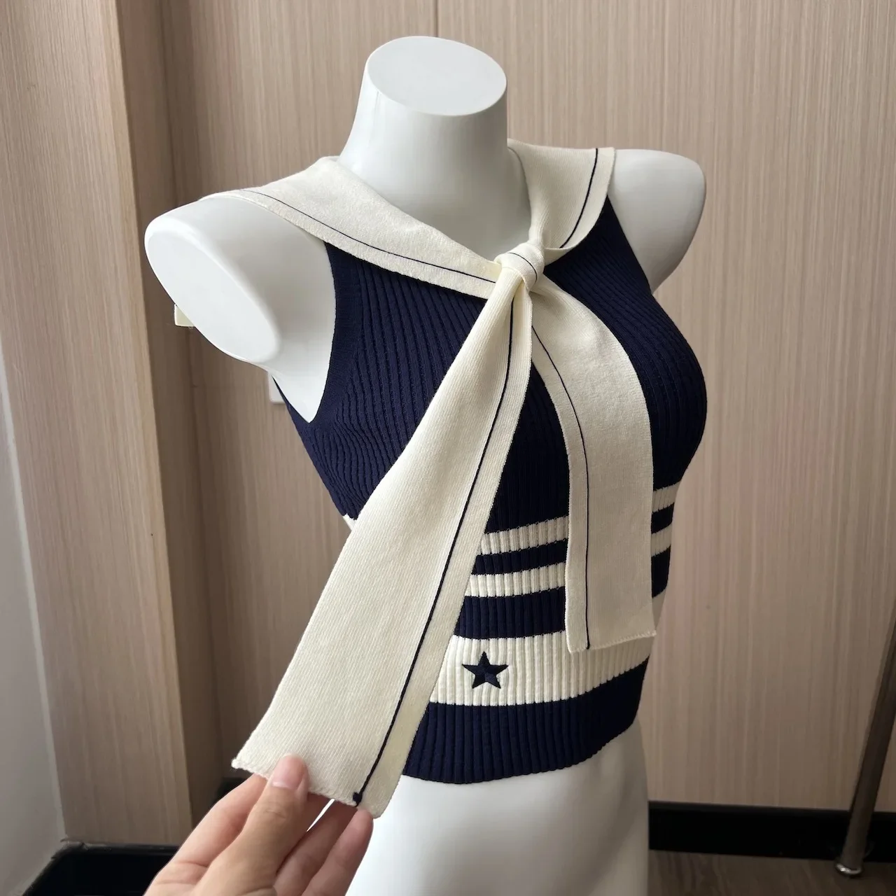 Colete de malha sem mangas feminino, top curto listrado combinando cores azul e branco, alça de arco doce, nova, verão