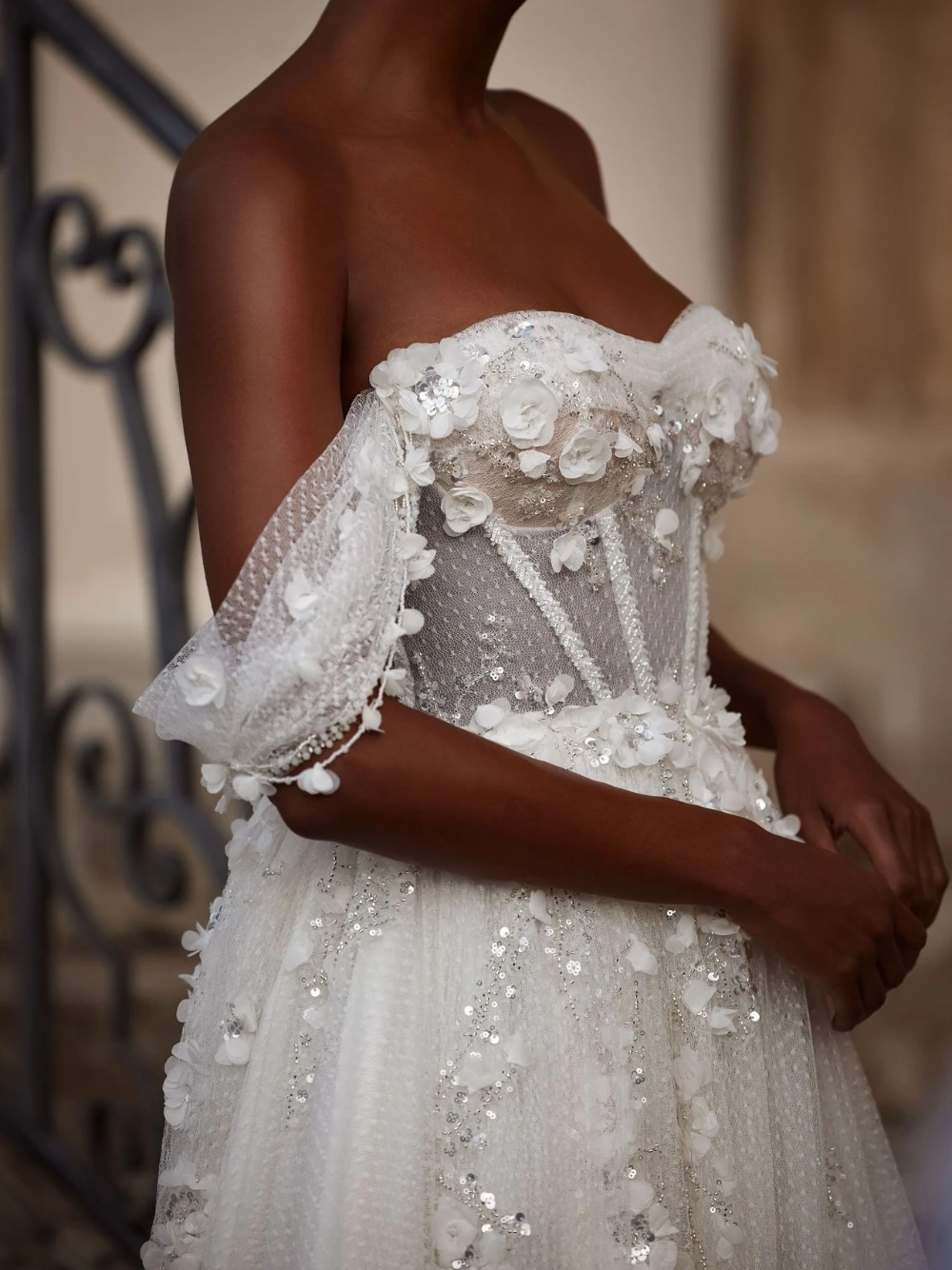 ชุดแต่งงานเจ้าสาวสีขาวหรูหราแบบเปิดไหล่ ผ้าทูลล์ ประดับดอกไม้ 3 มิติ ปักเลื่อม แต่งลูกไม้ผูกด้านหลัง สามารถสั่งตัดได้