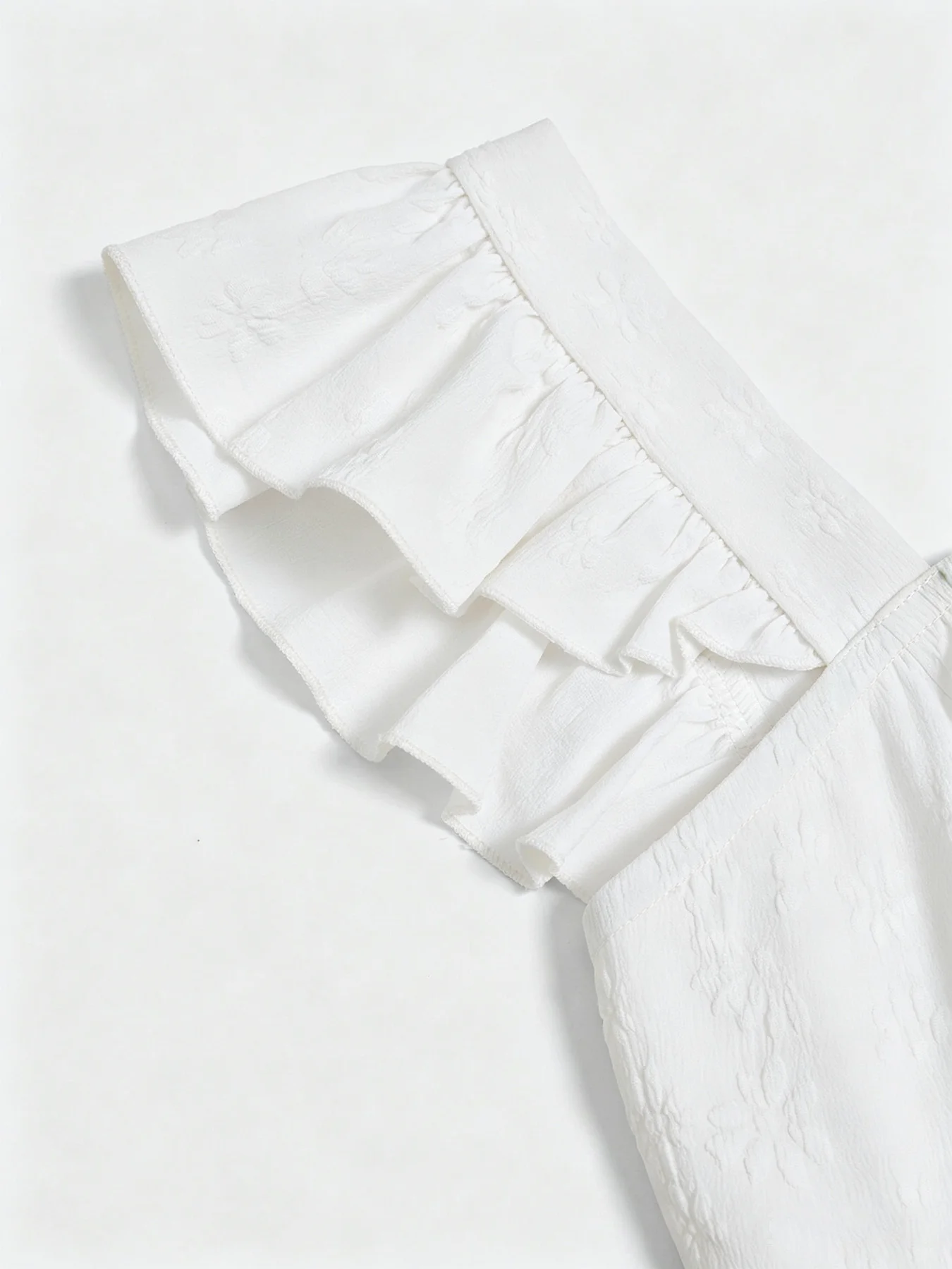 Damen-Oberteil mit quadratischem Ausschnitt und Rüschen, einfarbig; ein ärmelloses, tailliertes und elegantes Hemd, das sich für den Arbeitsalltag eignet. – Detail 1