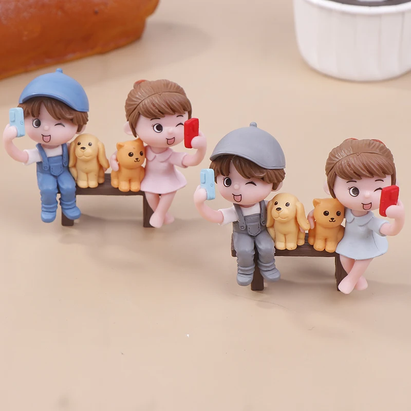 2Pcs/Pair Cute Lovers Taking Selfies On A Stool Cake Decoration Car Ornament Couple Figurines Miniature Craft Fairy Garden Decor