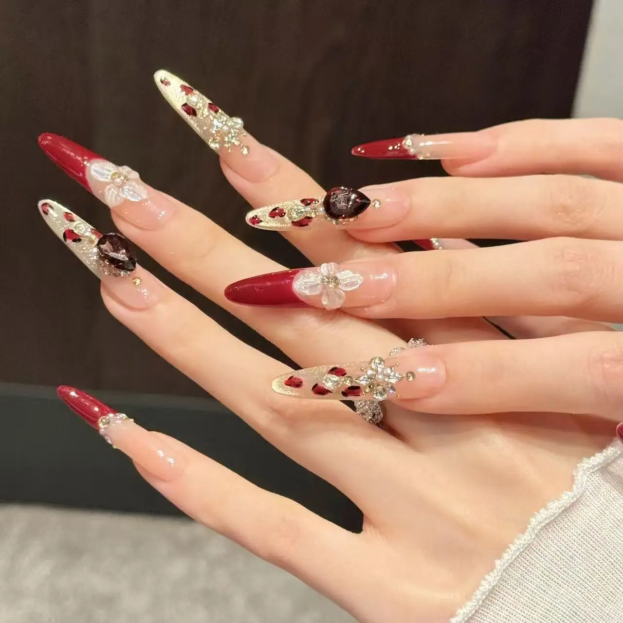10 個手彫り 3D ホワイトフラワープレスオンネイル手作りレッドヒョウ柄フレンチスタイルフェイクネイル高級ラインストーン偽爪