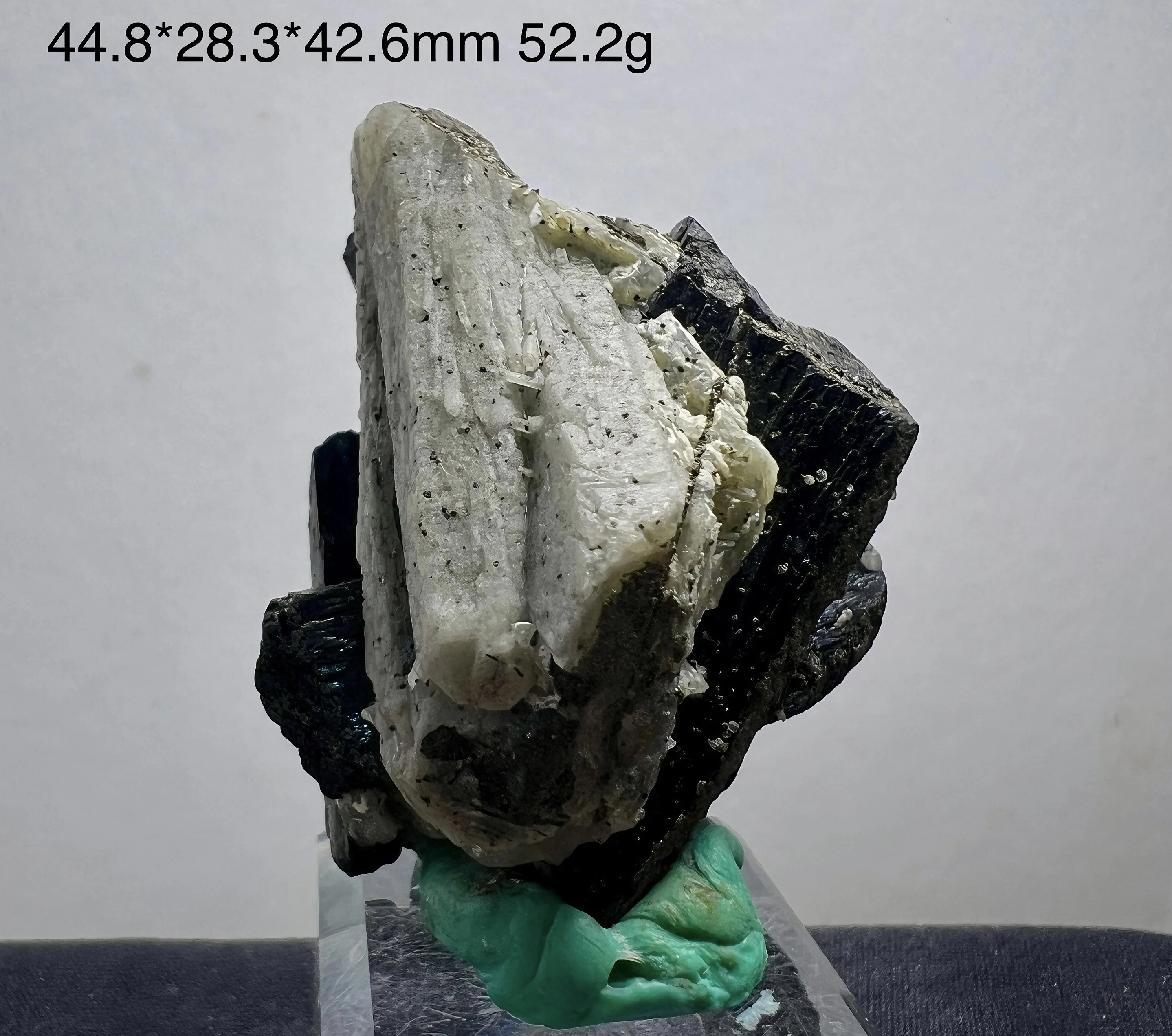 Natural Black Ilvaite Raw Crystal Specimen Pure Mineral Stone for Collection Decor HealingSpecimen viewing and collection