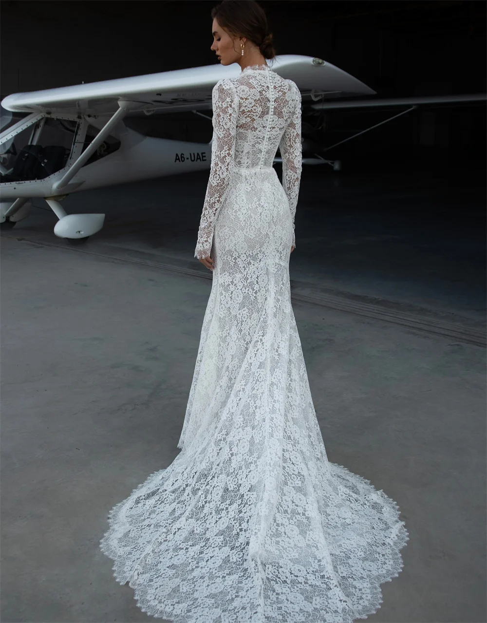 Tokyo Maßgeschneiderte weiße Brautkleider mit V-Ausschnitt, langen Ärmeln, Reißverschluss hinten, Spitze, Brautkleid 2025, Hofschleppe, Meerjungfrau-Hochzeitskleid