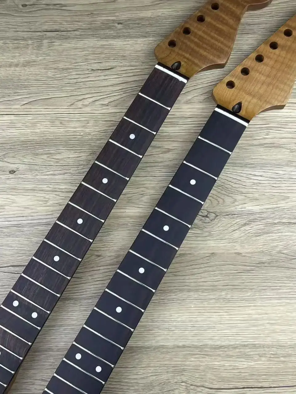 Korpus gitary z wzorem płomieni, gryf gitary w stylu ST, klonowy gryf z podstrunnicą z redwoodu, premium gitara elektryczna Strat, zamiennik. — 2