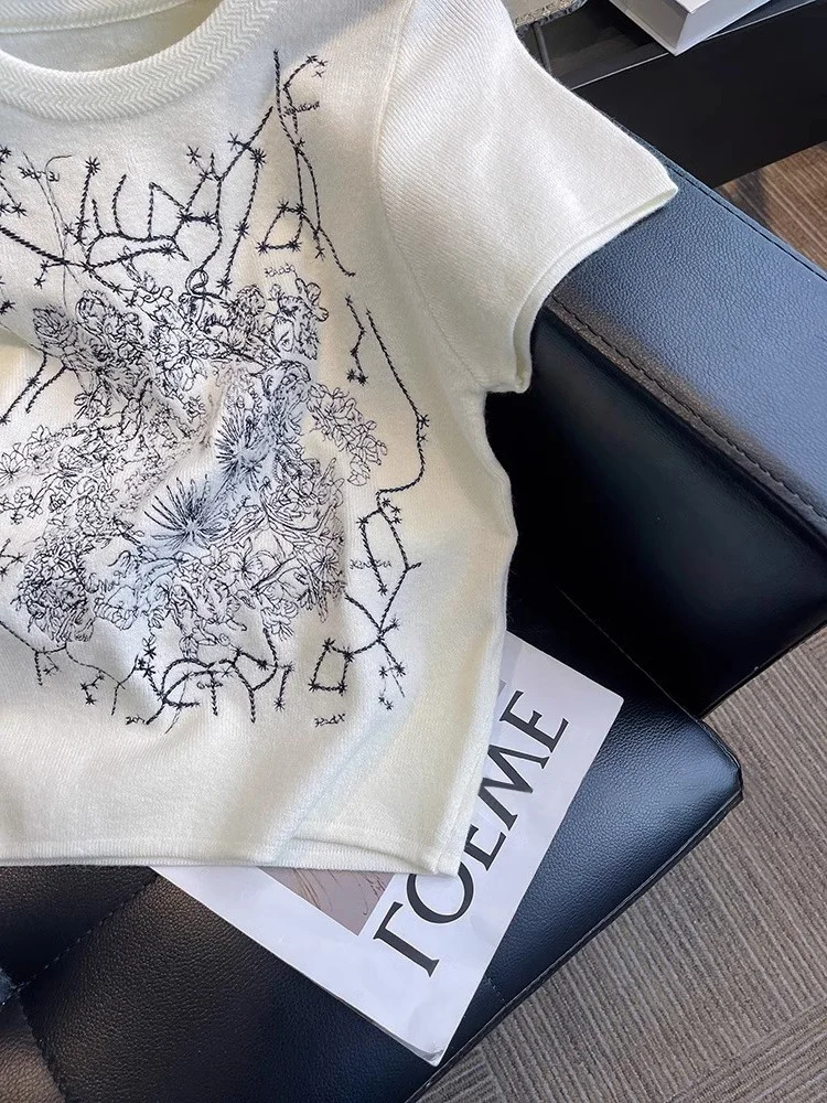 Cseta E Retro con Cuello Redondo y Manga Corta Bordada para Mujer, Verano, Ajustada, Estilo Casual, Diseño Creativo