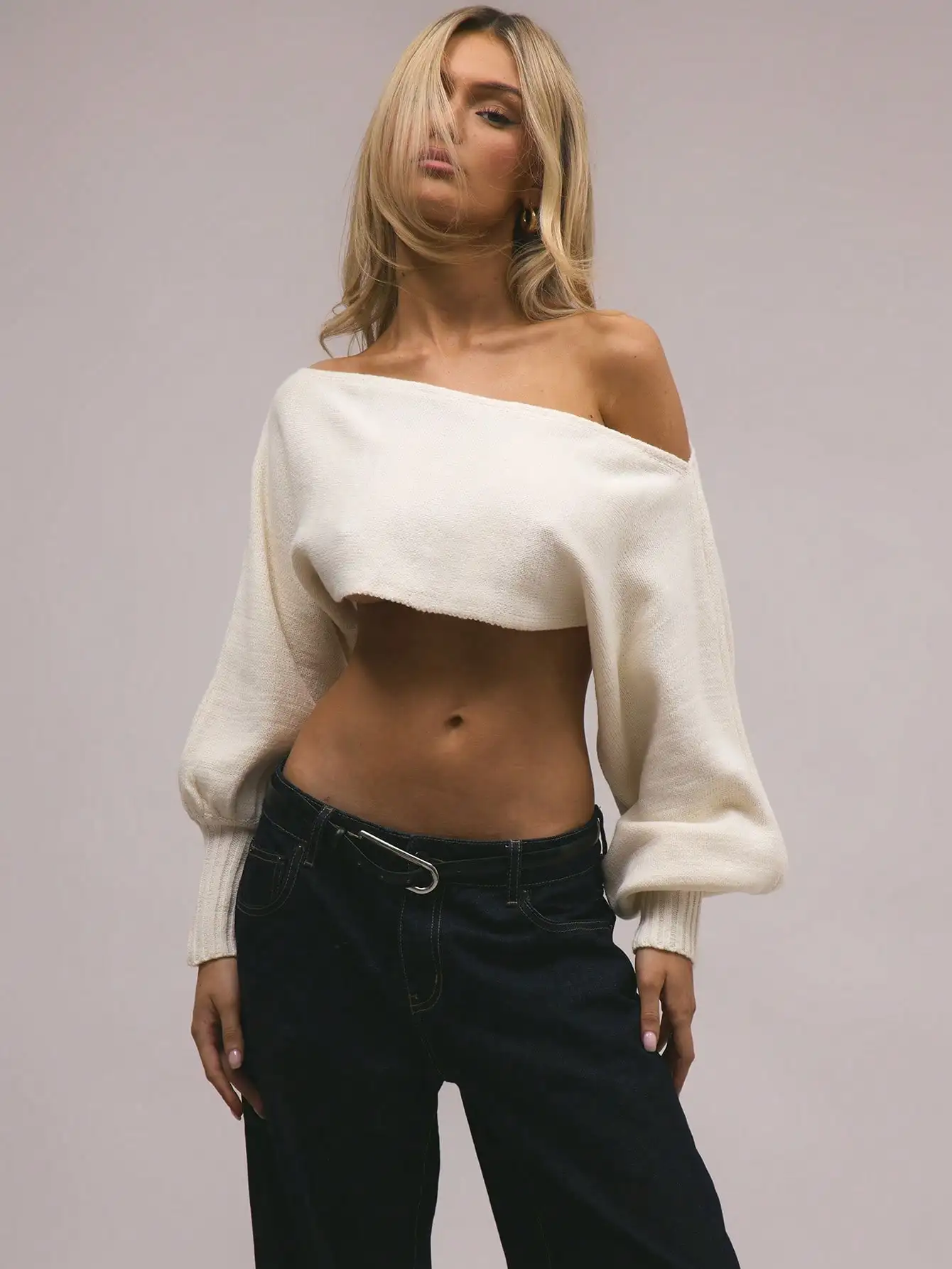 

Трикотажный укороченный топ с открытыми плечами и рукавами-баллонами для весенне-летнего повседневного и праздничного образа