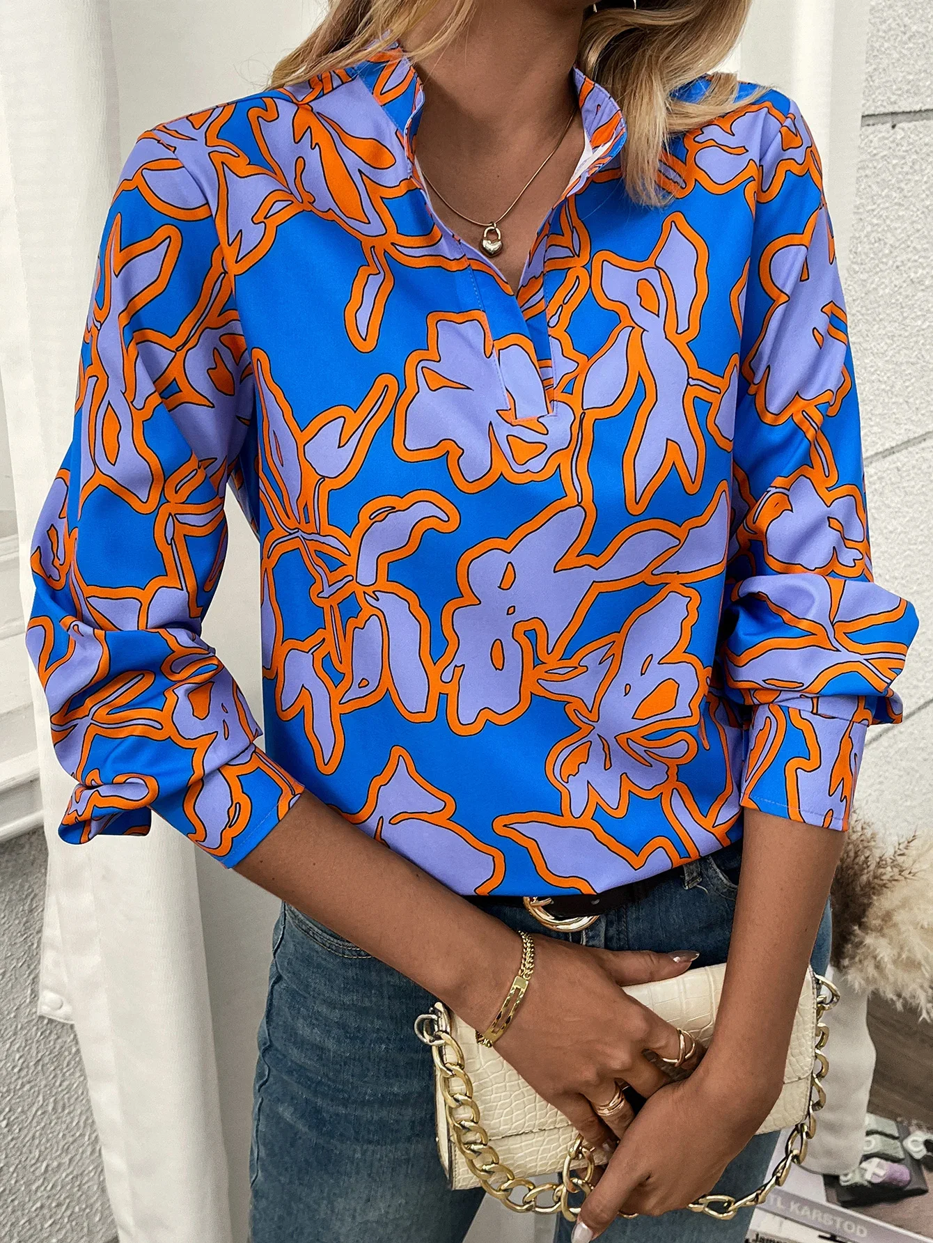 Elegancka damska koszula z kwiatowym nadrukiem kontrastowym, stójką, dekoltem w serek, długim rękawem, regularny krój, do noszenia na co dzień.