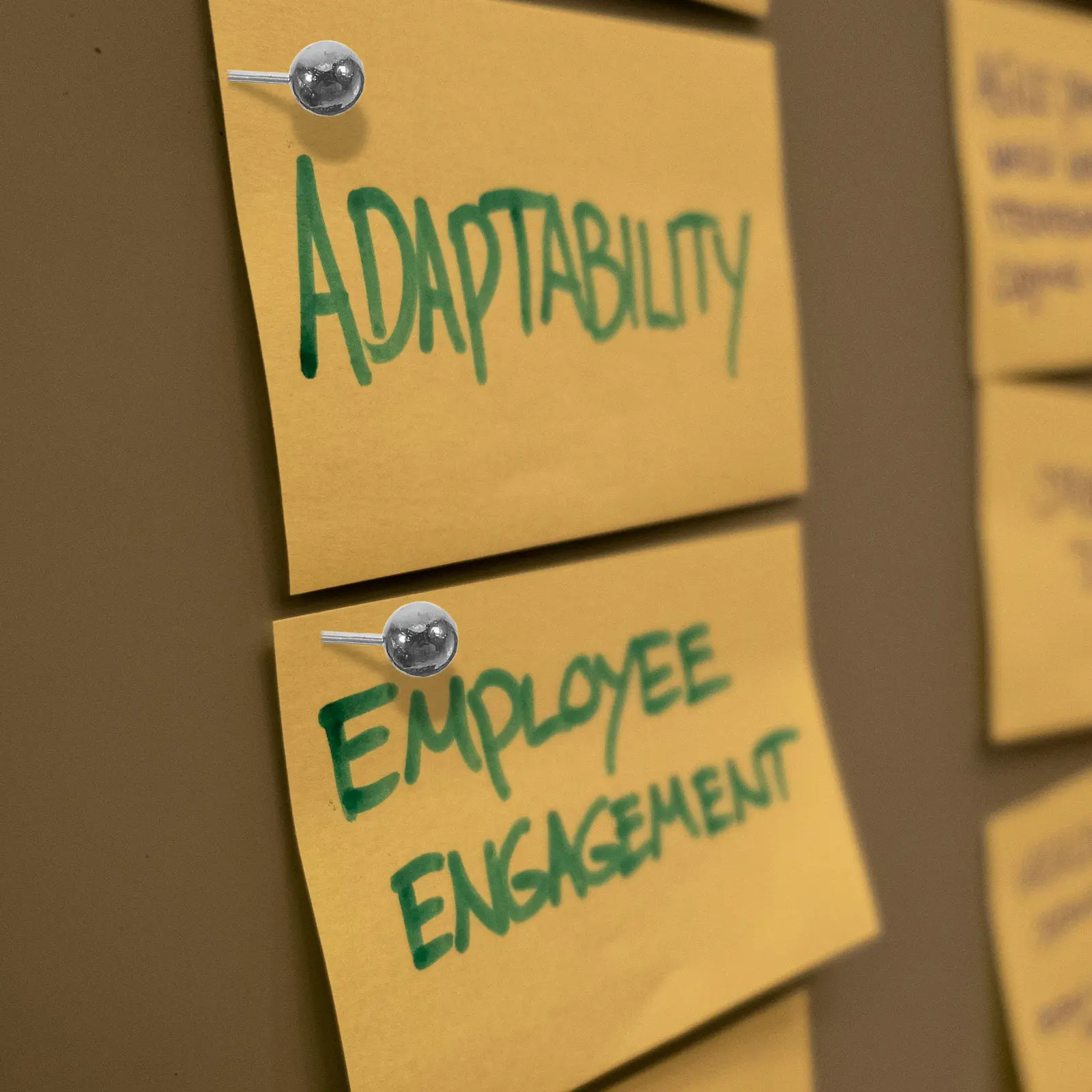 

200 шт. высококачественных пластиковых кнопок-гвоздиков с круглой головкой и гальваническим покрытием для настенных календарей, организации пространства и демонстрации фотографий