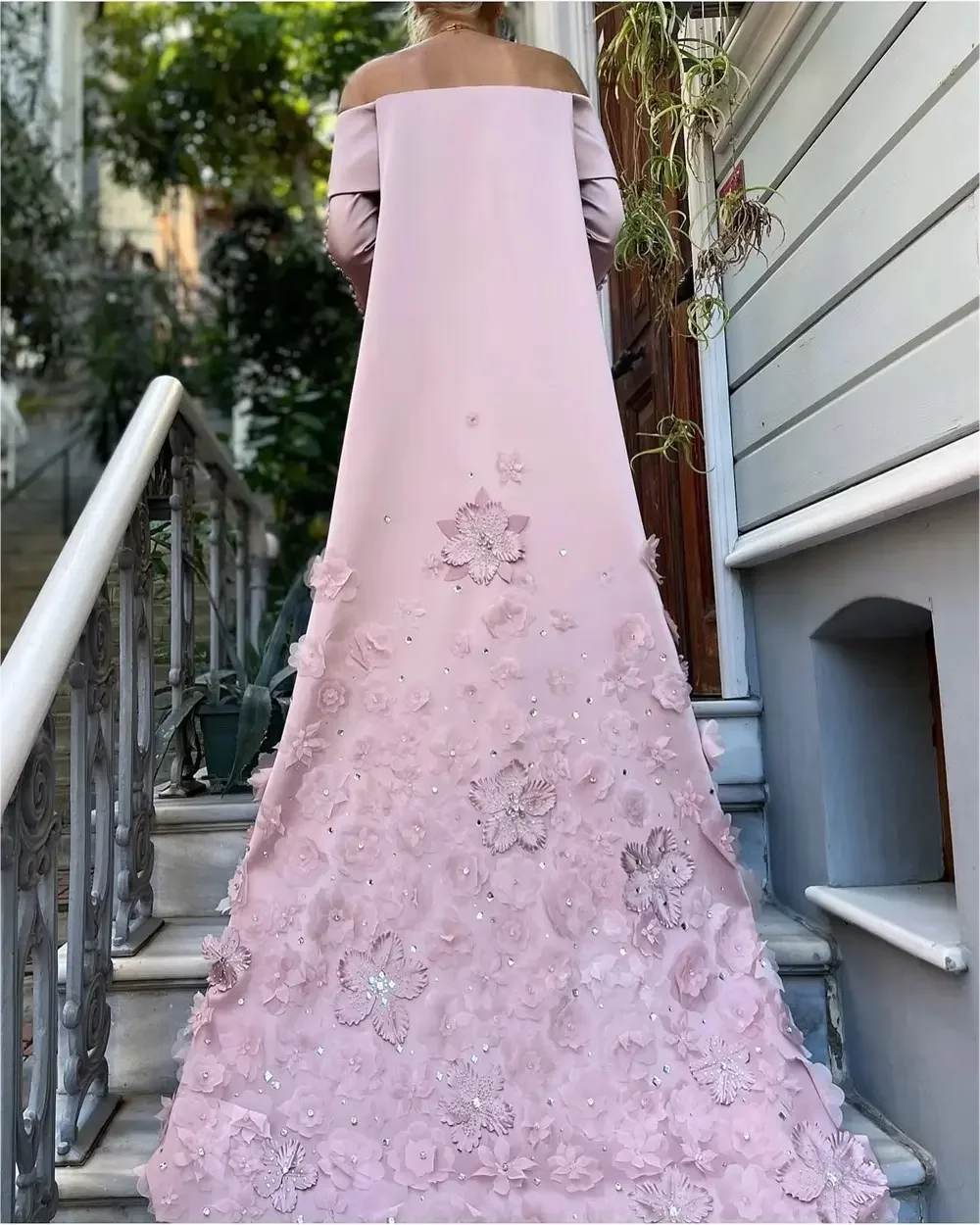 Maßgeschneidertes elegantes rosa Satin-Abendkleid, moderner U-Boot-Ausschnitt, schulterfrei, lange Ärmel, Partykleid, modische Promi-Kleider