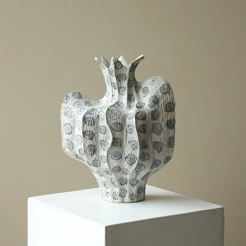 Chinese retro ceramic vase, surprised by the dead wind, dried flower arrangement in living room, decorative ornament, high-end
