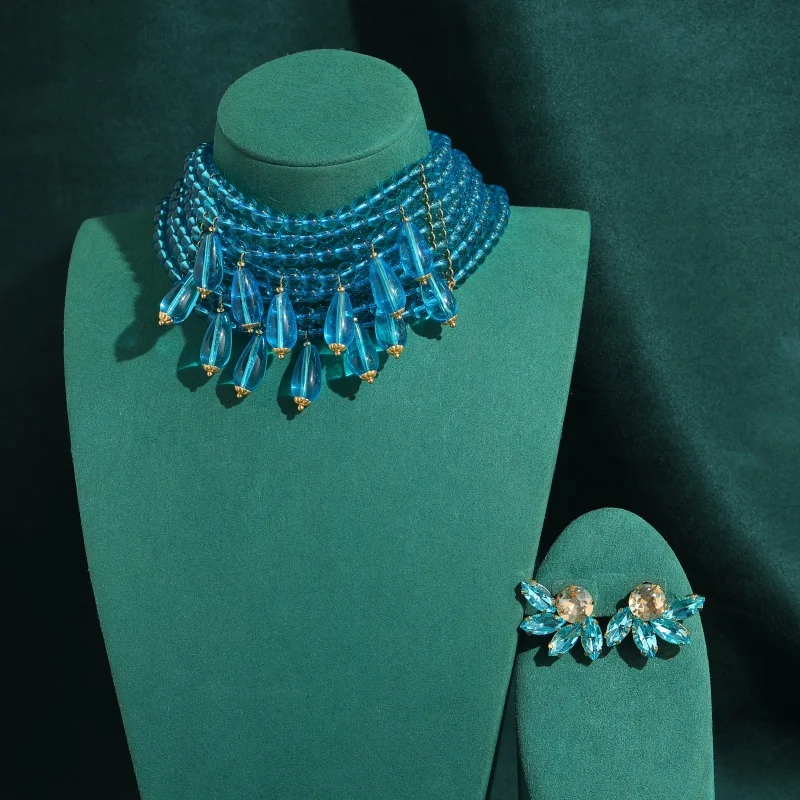 parure-de-bijoux-vintage-bleu-emaille-avec-pendentif-goutte-d'eau-collier-a-six-rangs-de-perles-et-boucles-d'oreilles-–-tendances-classiques-retro-cadeaux-de-marques-2026