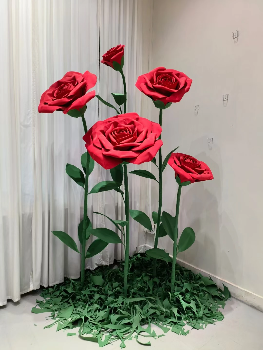 

Factory Directly Sale Artificial Rose Flower EVA Waterproof for Room Decoration or Wedding Party and Shopping Mall Display