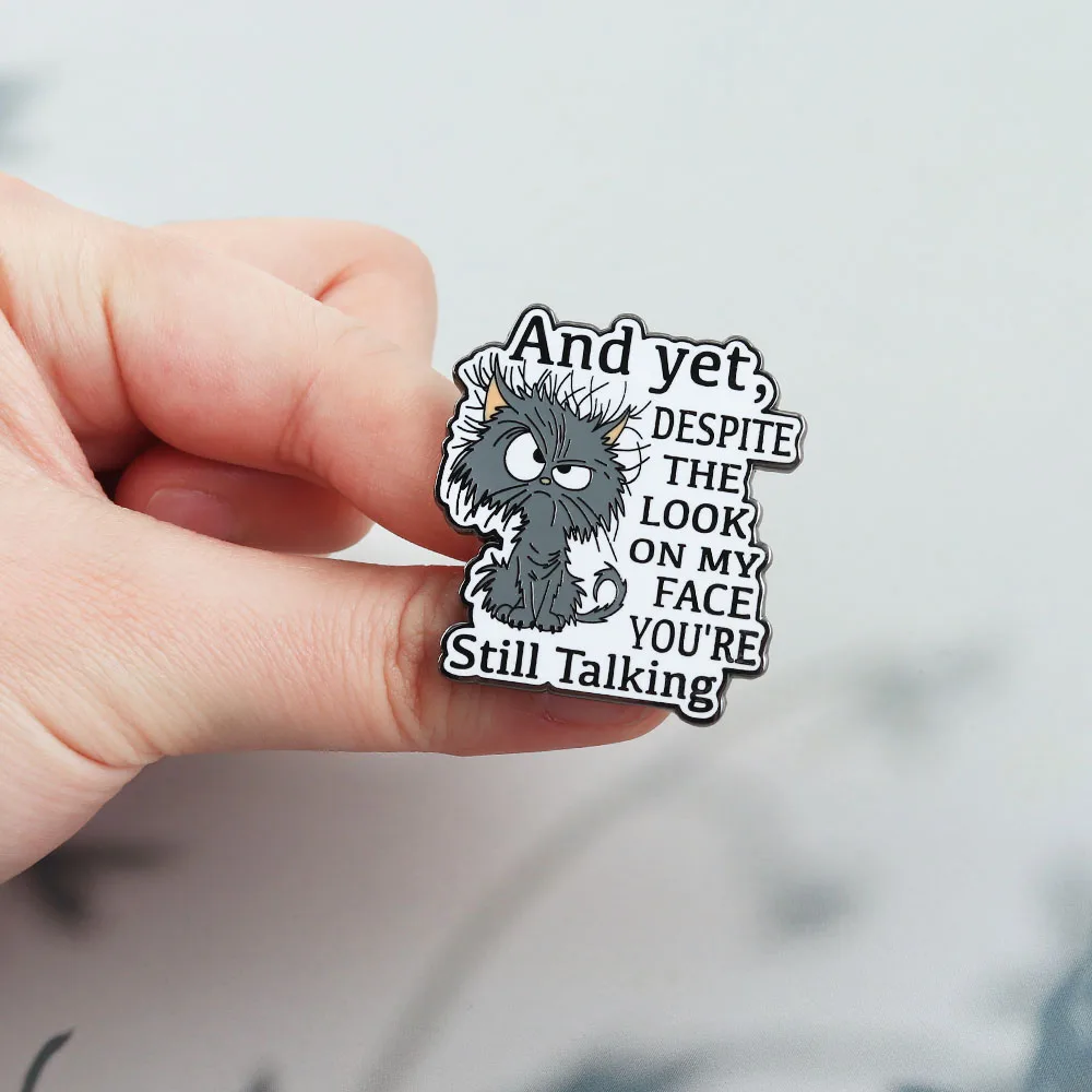 Lustige mürrische Katzen-Emaille-Pin „Trotz meines Gesichtsausdrucks redest du immer noch“ Brosche Niedliche Katzen-Tier-Anstecknadel Geschenk für Rucksack – Detail 4