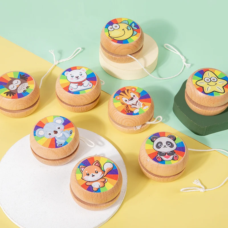 Urocze yo-yo, naciągnij sznurek, obrań na kulę, obrań na sztyfcie! Pokaż swoje sztuczki — dzieci się świetnie zabawiają z tą zabawną zabawką!