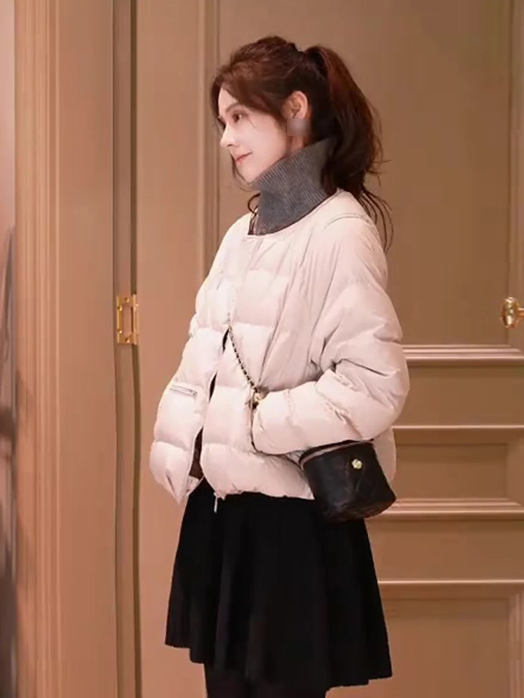 

Зимняя хлопковая куртка для женщин, с круглым вырезом, свободного кроя, универсальная верхняя одежда, теплая, больших размеров, для повседневной носки, с длинными рукавами, на одной пуговице.