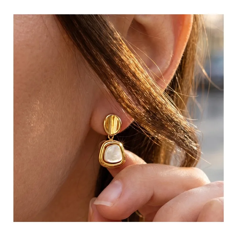 

Niche Design Square Fritillary Pendant Earrings Unique Thick Gold Electroplated Stainless Steel High Texture Stud Earrings