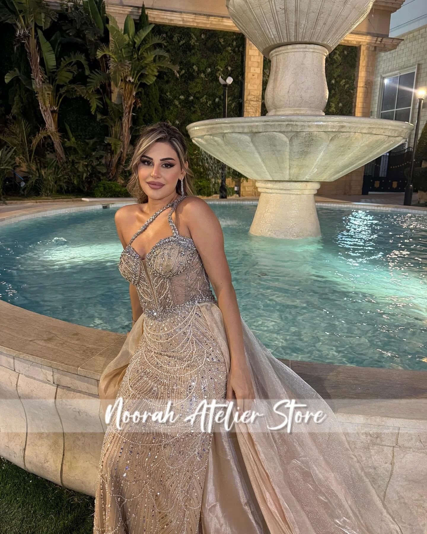 新しい光沢のあるシャンパンビーズホルタータッセル高級女性のイブニングドレス 2025 トレインドバイロングパーティードレス Aline Vestidos カスタマイズ