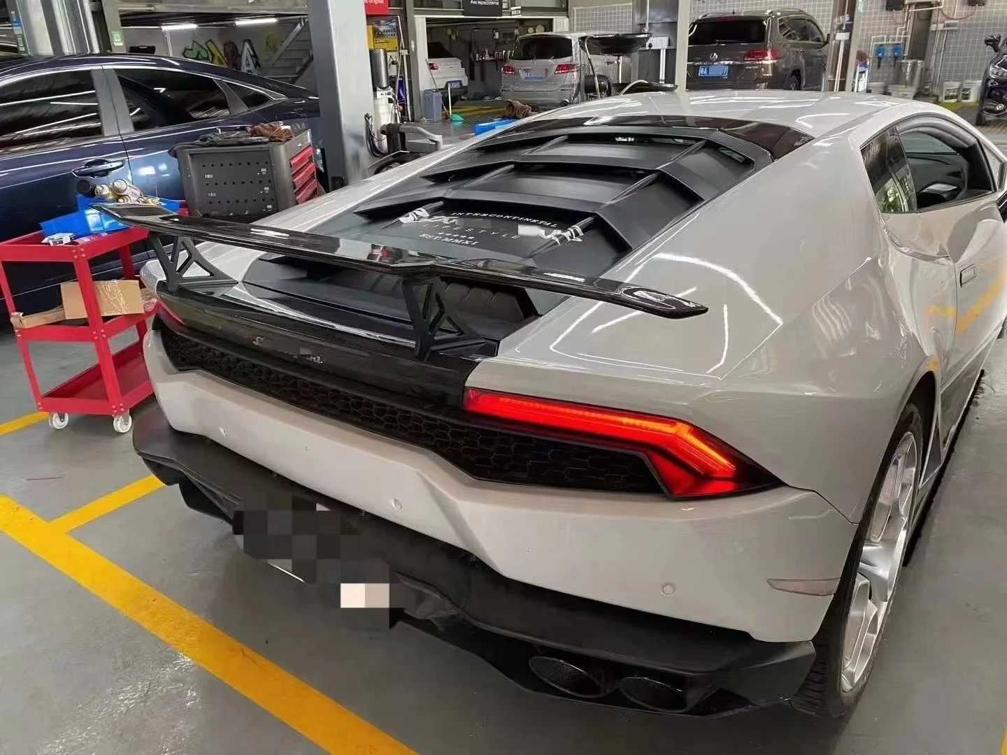 

LP580 LP610 LP640 Dry Carbon Fiber V-Style Rear Wing