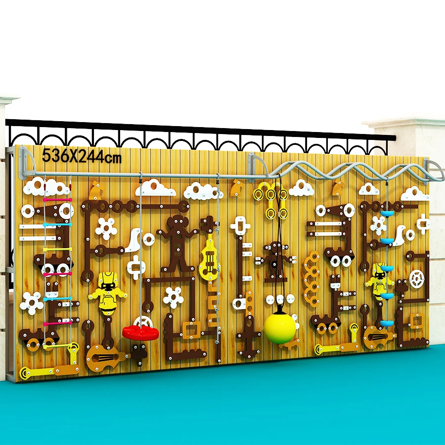 

Дети в парке и во дворе используют детскую стену для альпинизма на открытом воздухе