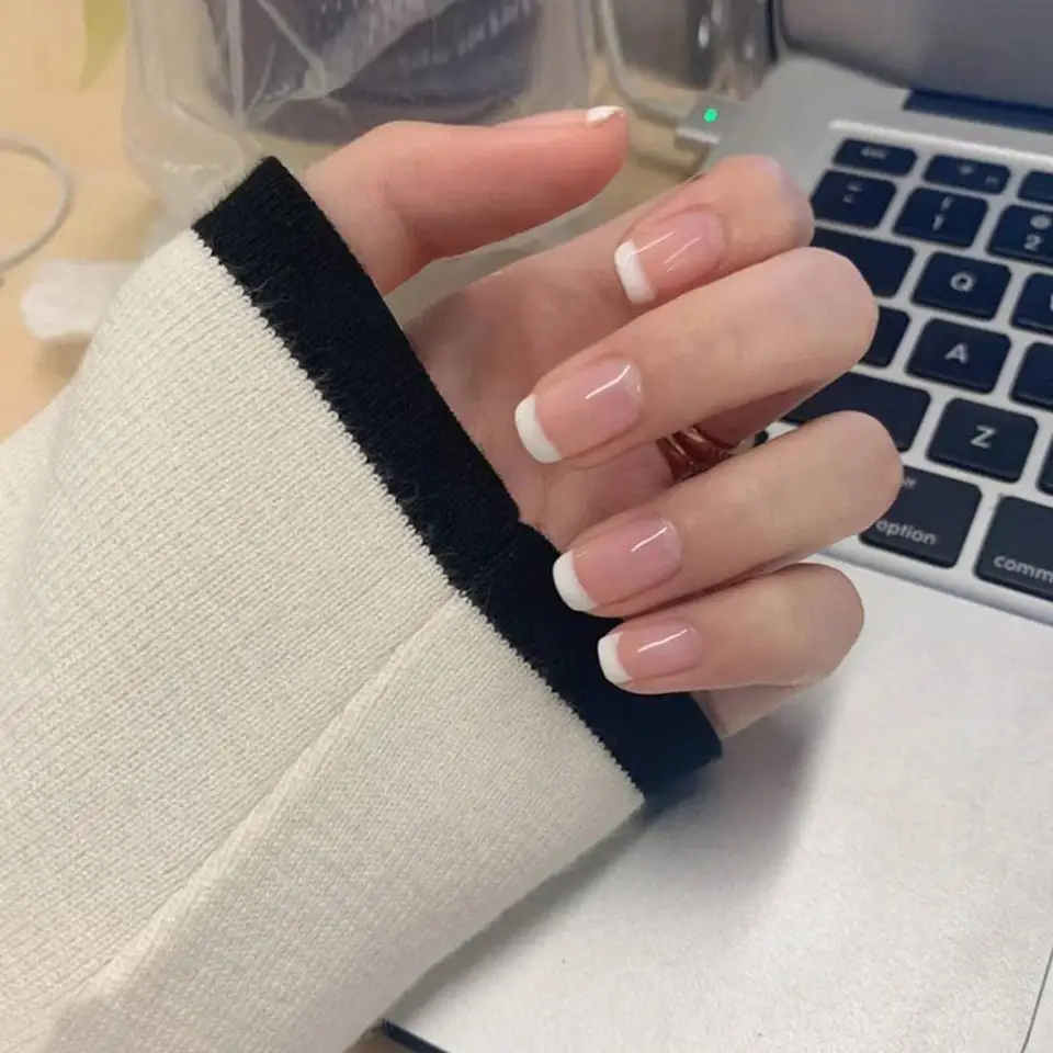 24 Piezas Uñas Postizas Cortas, Francesas Simples en Blanco, Cobertura Completa, Desmontables, Tips de Uñas Presionadas, Uñas Falsas 2