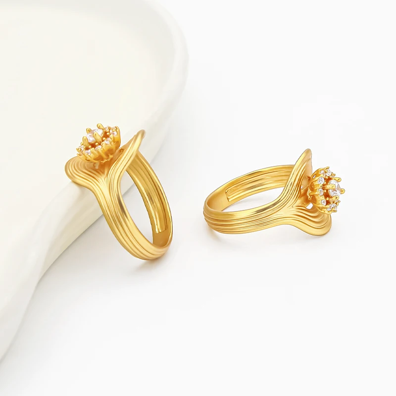 VAROLE CZ Cluster Ring Crack Texture 18K Gold Brass Women Party Anillos Bagues Shiny Luxury Inlaid Fashion Jewelry