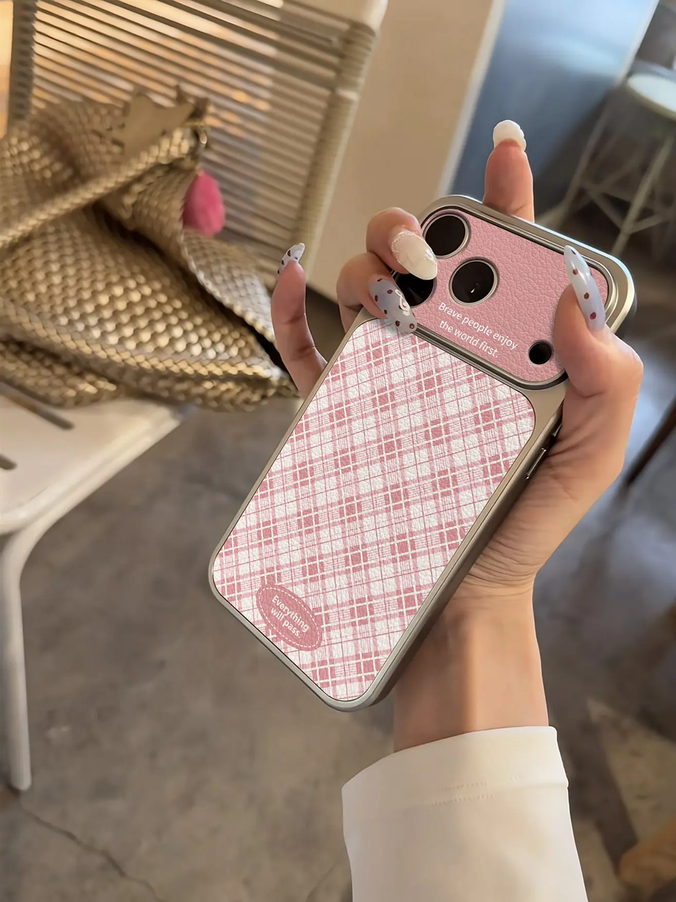 Luxuriöse, rosa gestreifte Handyhülle für iPhone 13 14 15 16 17 Pro Max 17Pro, stoßfeste Hülle mit Lederbezug und Beschichtung. – Detail 2