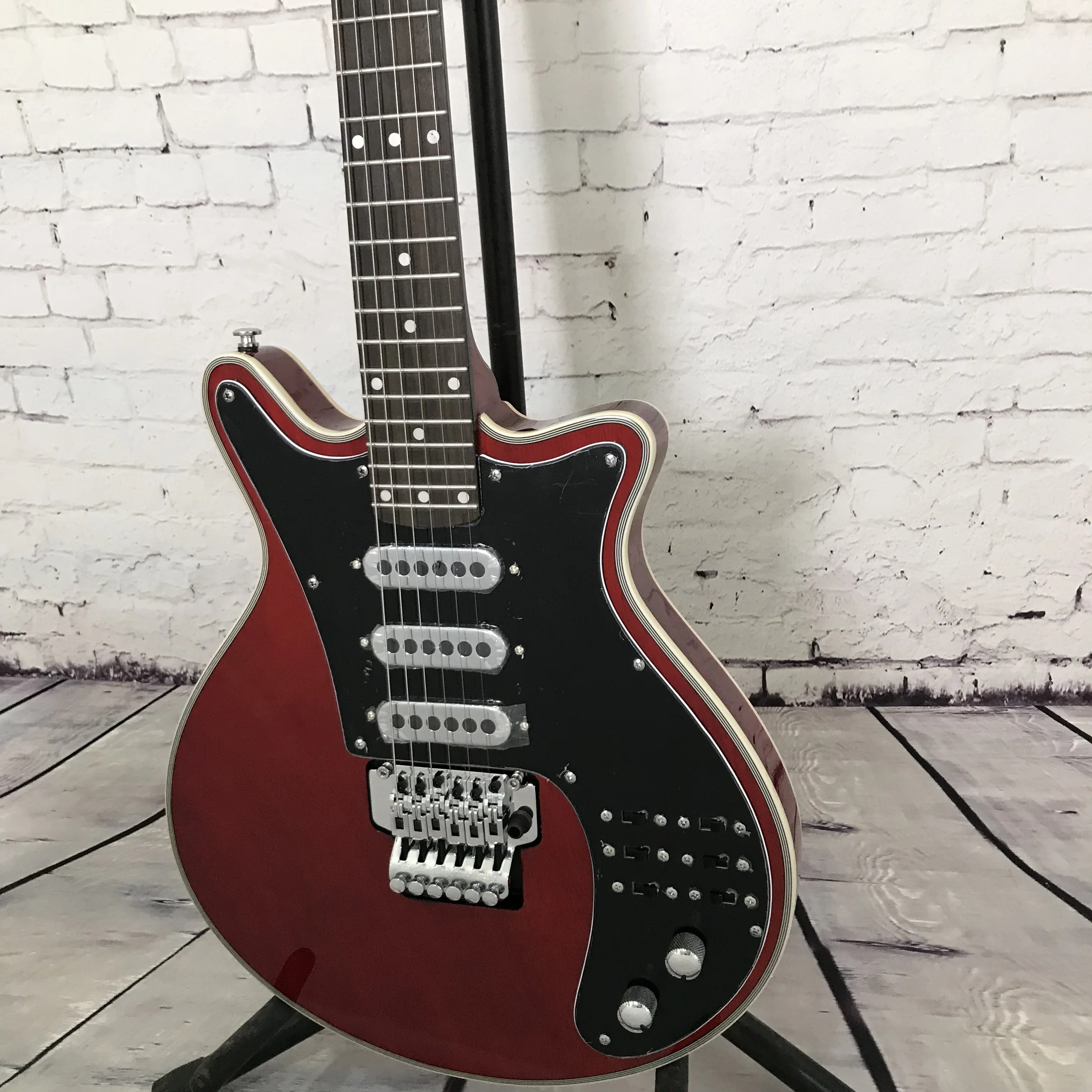 

Red Special Style Electric Guitar SSS Pickups Tremolo Bridge Black Protective Board Deluxe Professional Rock Free Shipping