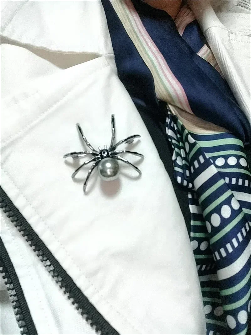 Exaggerated Black White Spider Creative Brooch Men Women Party Clothes Scarf Accessories Pin Brooches Gift