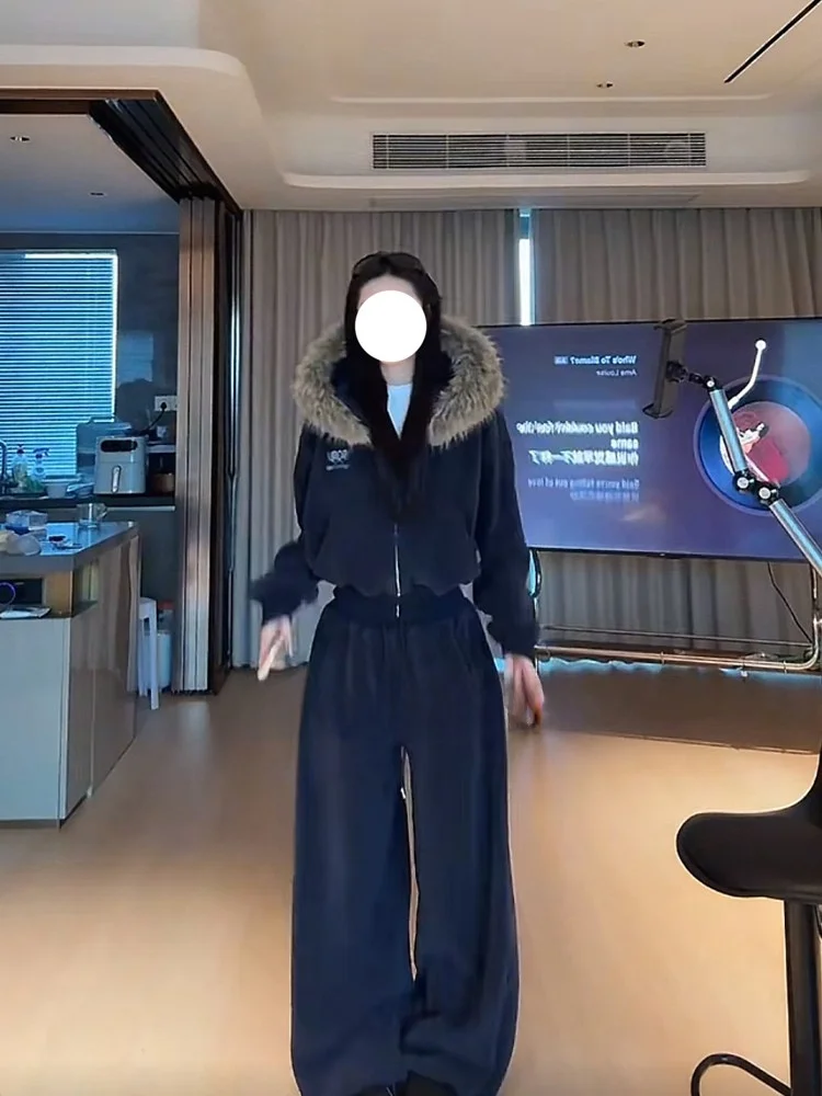 

Зимний модный комплект в американском уличном стиле: толстовка с капюшоном и меховой отделкой, брюки с завышенной талией и утягивающим шнурком для женщин