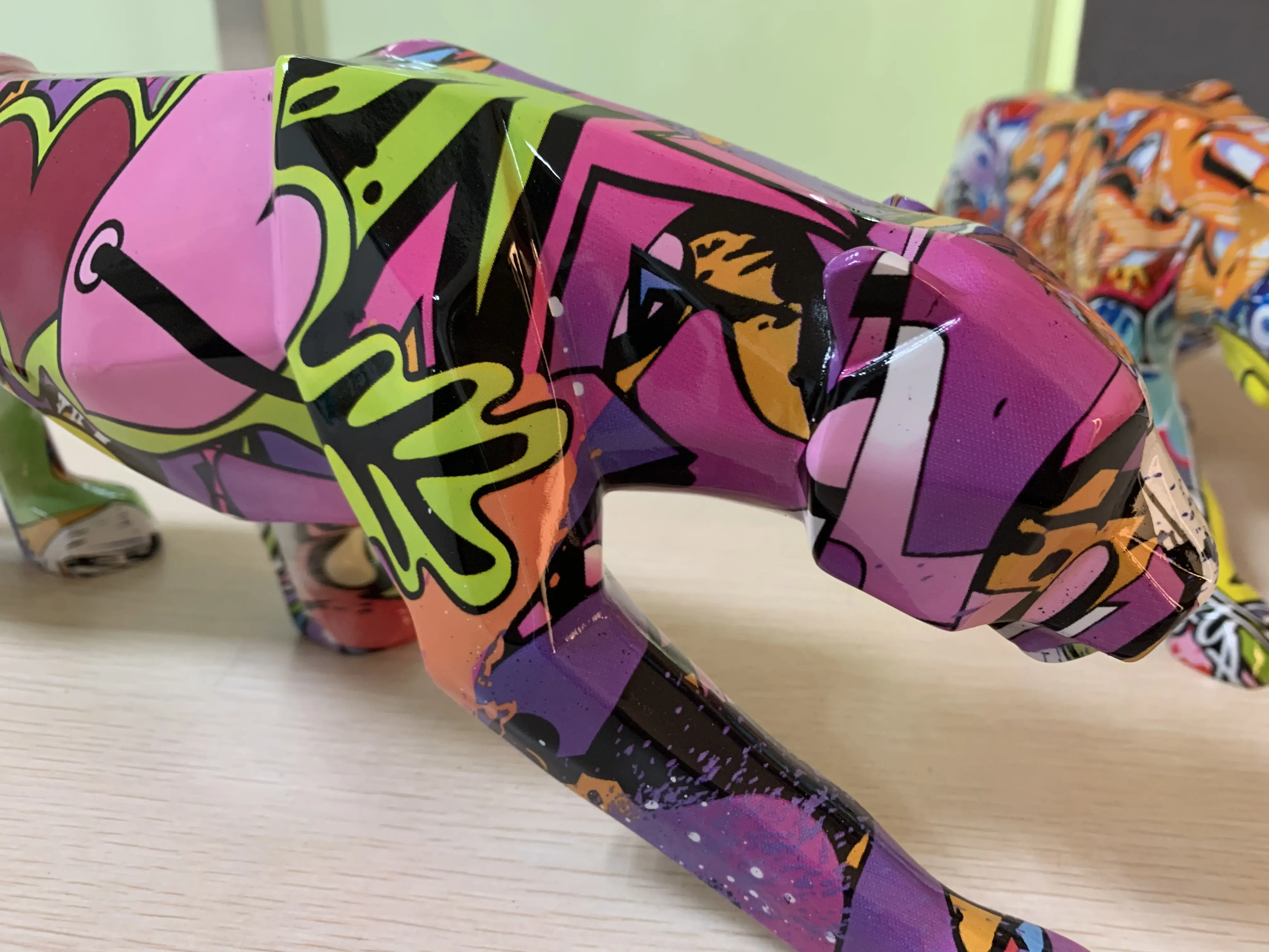 رسمت الفن زينة الكتابة على الجدران بسيطة الإبداعية ليوبارد اللون مدخل المنزل خزانة مشروبات مكتب الحلي الراتنج الحرف