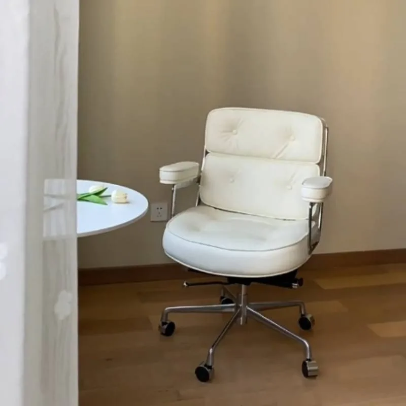 Cadeira de escritório ergonómica de cor bege, com design retro, confortável, moderna e atraente, com rodízios, ideal para o escritório e para relaxar 