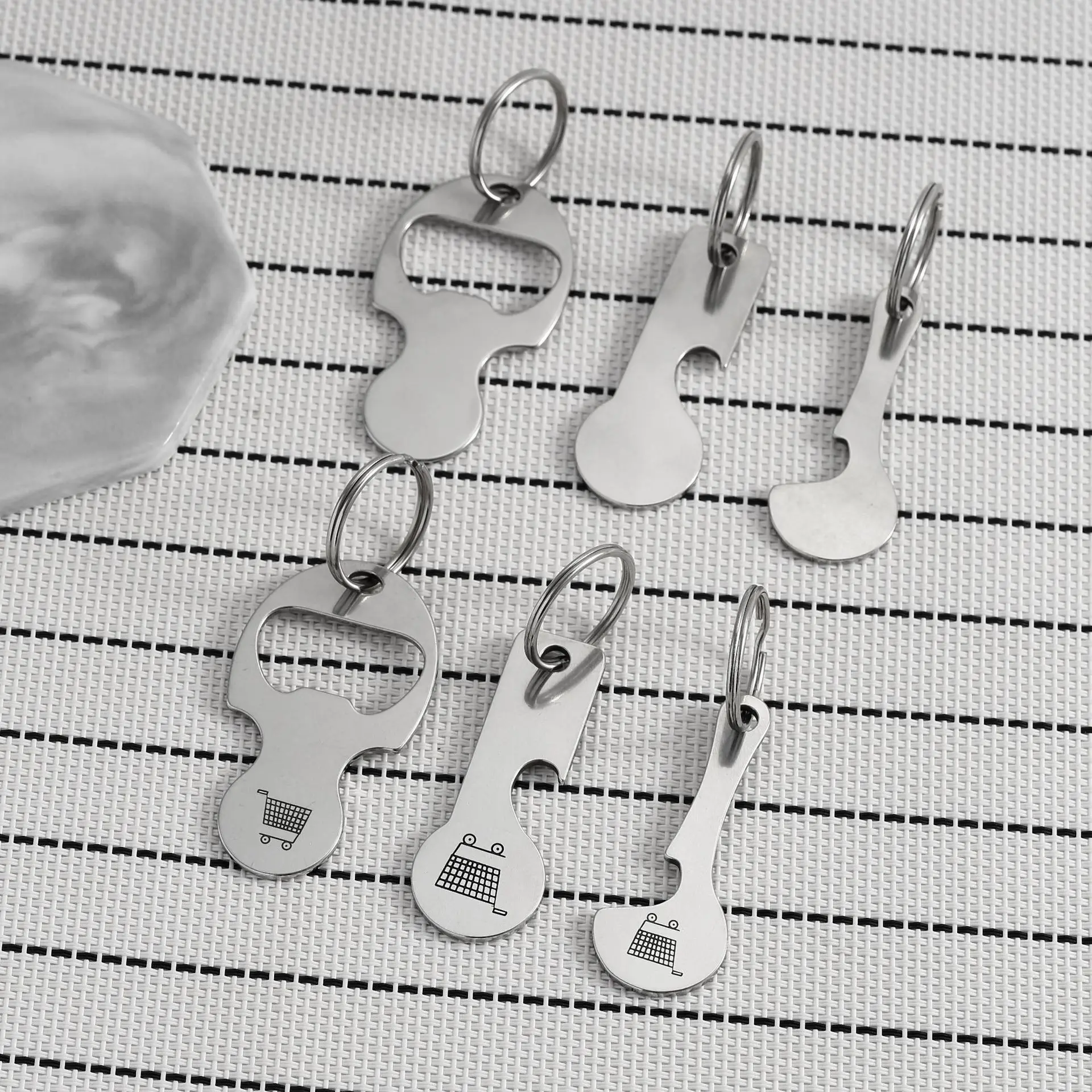 1 Stück Einkaufswagenchip aus Edelstahl, dekorativer Schlüsselanhänger mit Flaschenöffner, vielseitig einsetzbar, tragbar – Detail 5