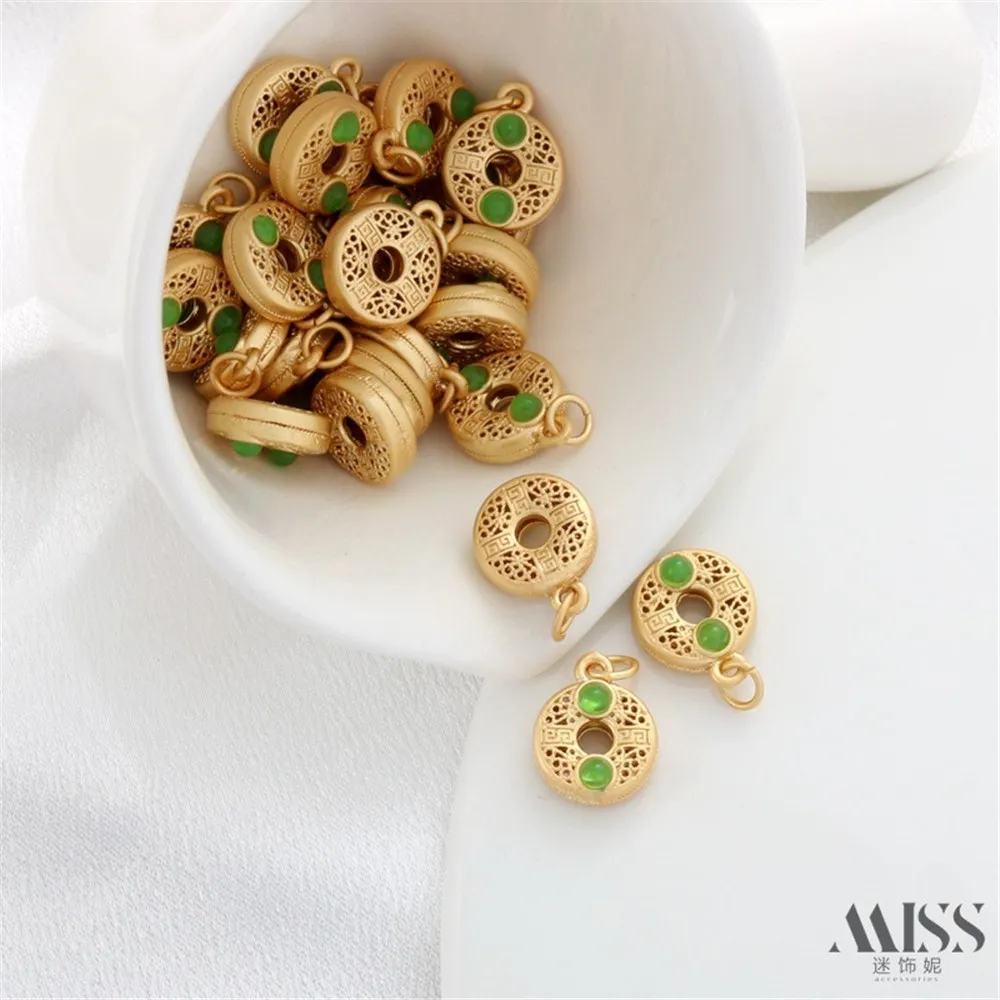 

18K Gold-wrapped Ancient Matte Gold Inlaid with Emerald Hollow Filigree Safety Buckle Pendant DIY Bracelet Necklace Accessories