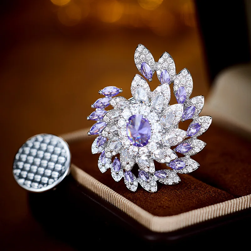 

High-end micro-inlaid zircon flower magnetic clasp brooch, a niche luxury lapel pin anti-glare decorative accessory