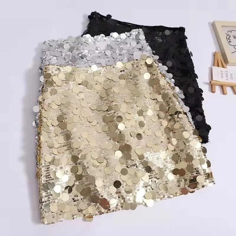 Saia Paetê Dourada: Estilo Brilhante para Todas as Ocasiões