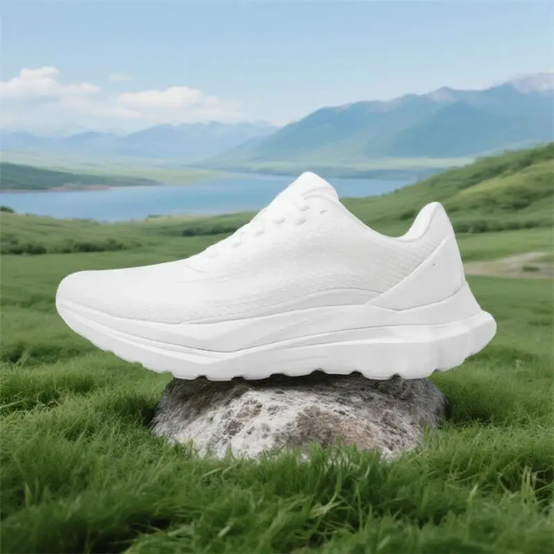 

FallFashionable lightweight running shoes, streamlined design, eye - catching on street