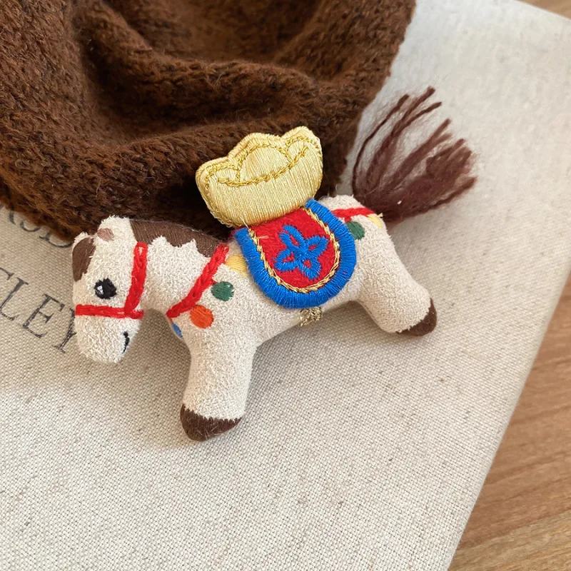 Trendy Embroidery Pony Animal Brooches For Unisex Zodiac Sign Little Horse Fabric Corsage Pins Jewelry Suit Party Brithday Gift