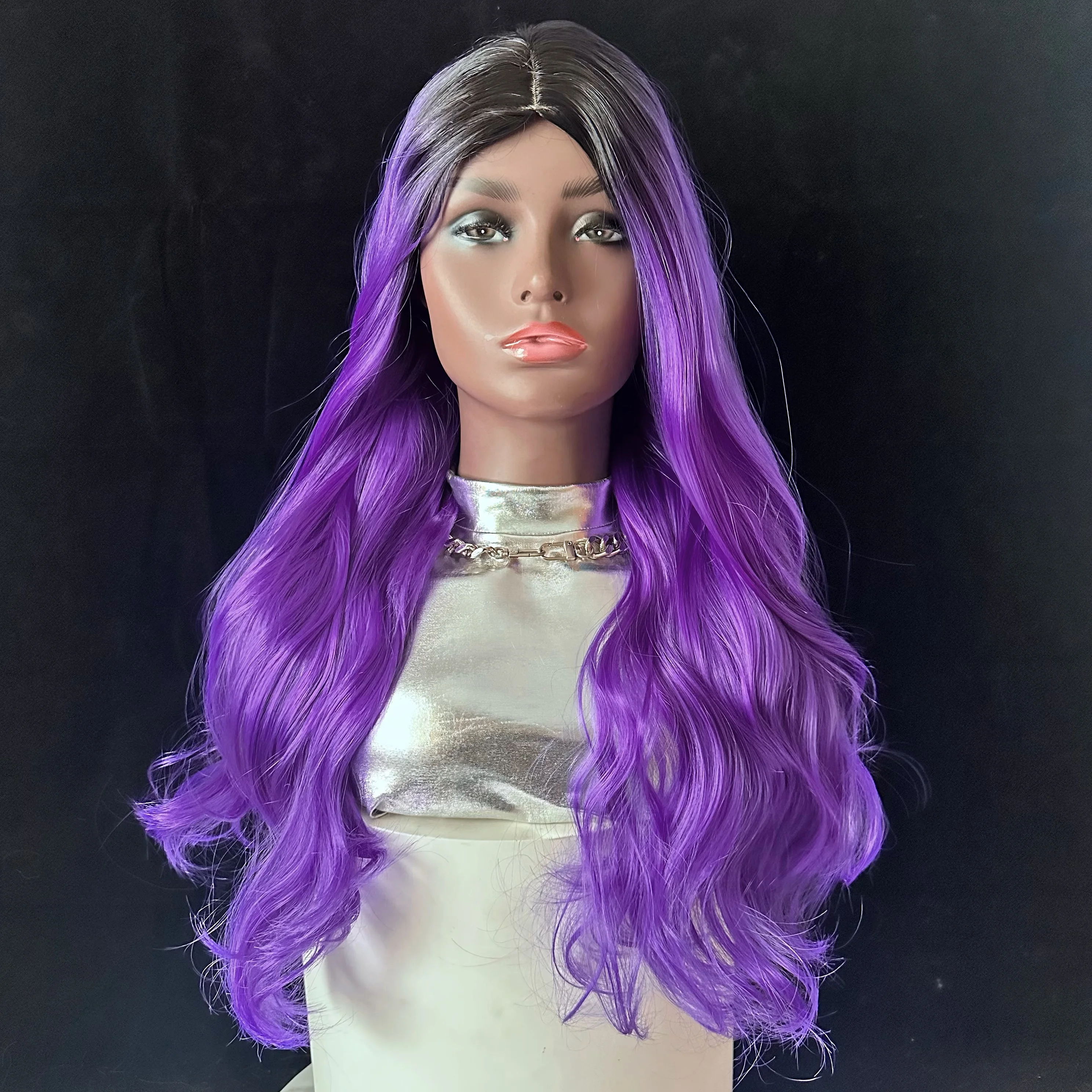 Wig sintetis bergelombang coklat emas panjang warna ungu dengan poni untuk Wig rambut Cosplay harian wanita gunakan Wig rambut tahan panas alami