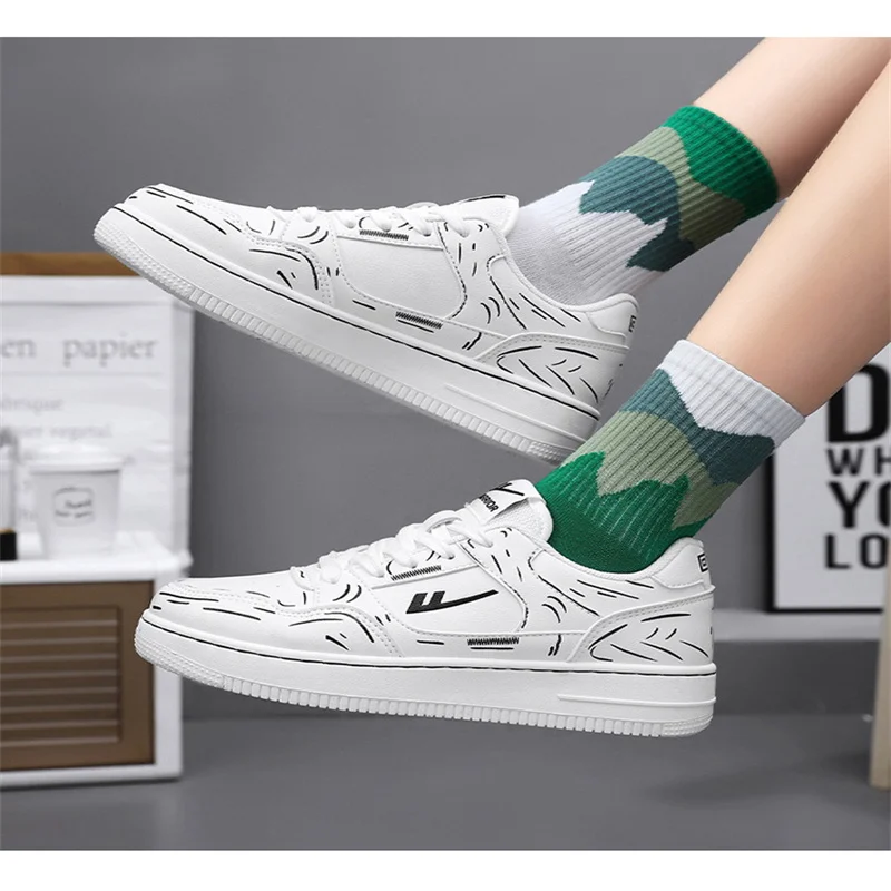 

Men and women Breathable Sporty Casual Shoes Korean Trendy Versatile Low Top Cement Ground Suitable Flat Heel PU Material