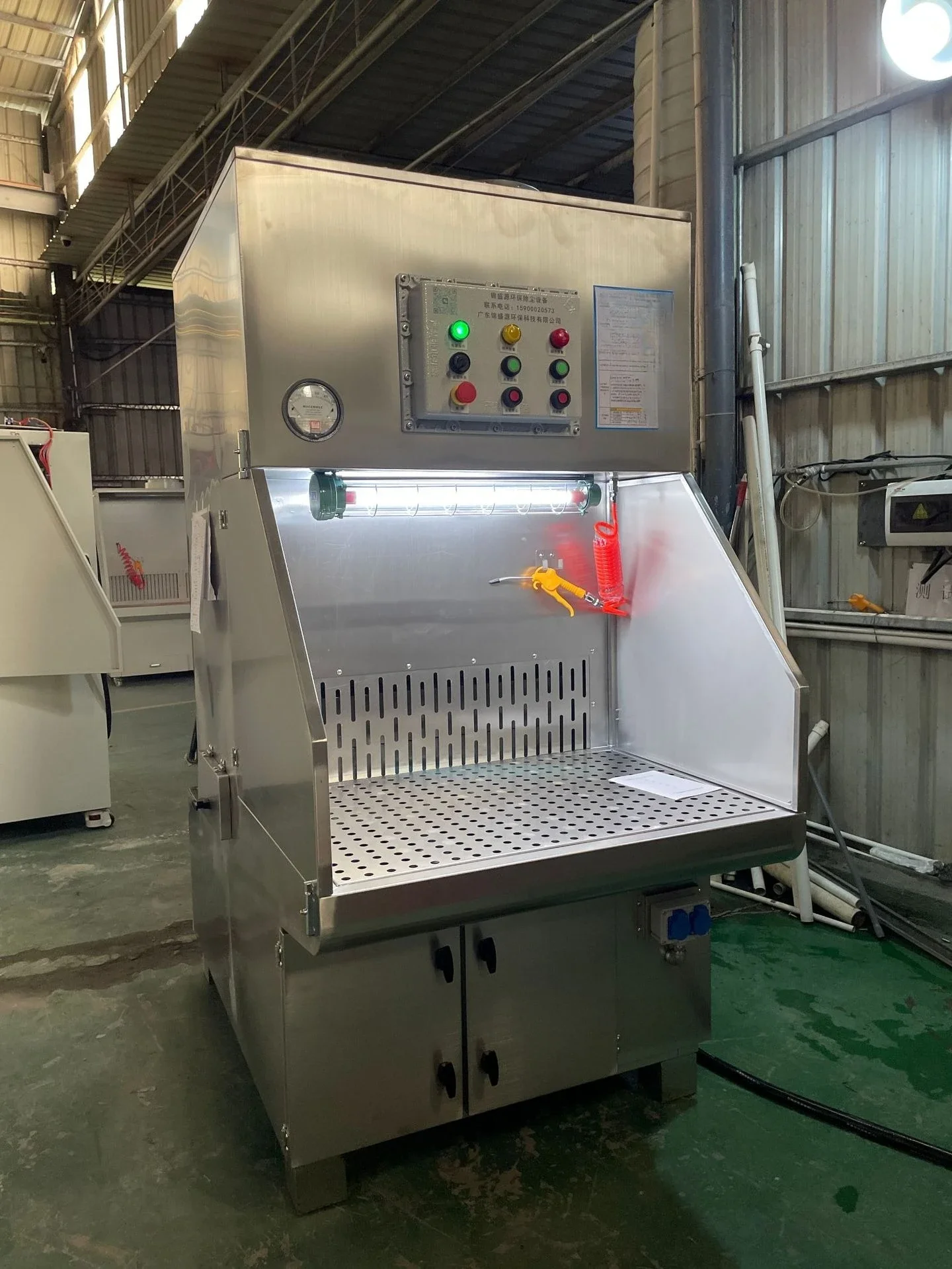 

Environmentally friendly wet grinding dust removal workbench stainless steel water grinding vacuum cabinet