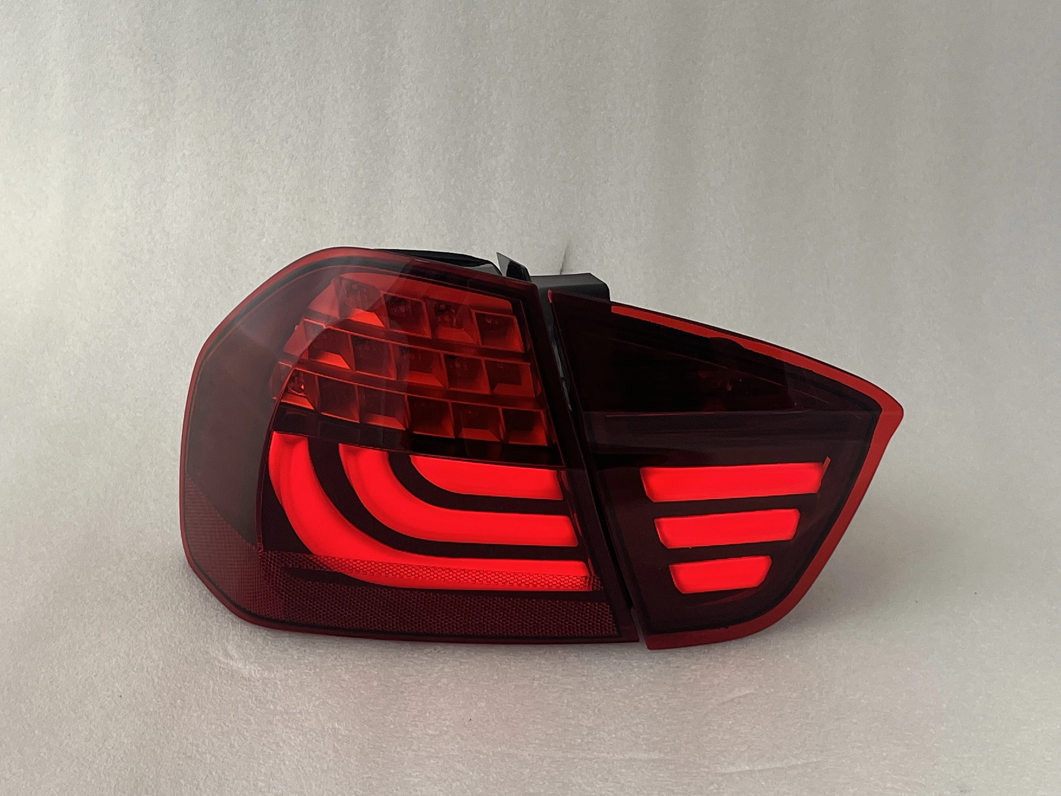 الجملة قطع غيار السيارات عالية الجودة مكونات الإضاءة الخارجية للسيارات المصابيح الخلفية لE90